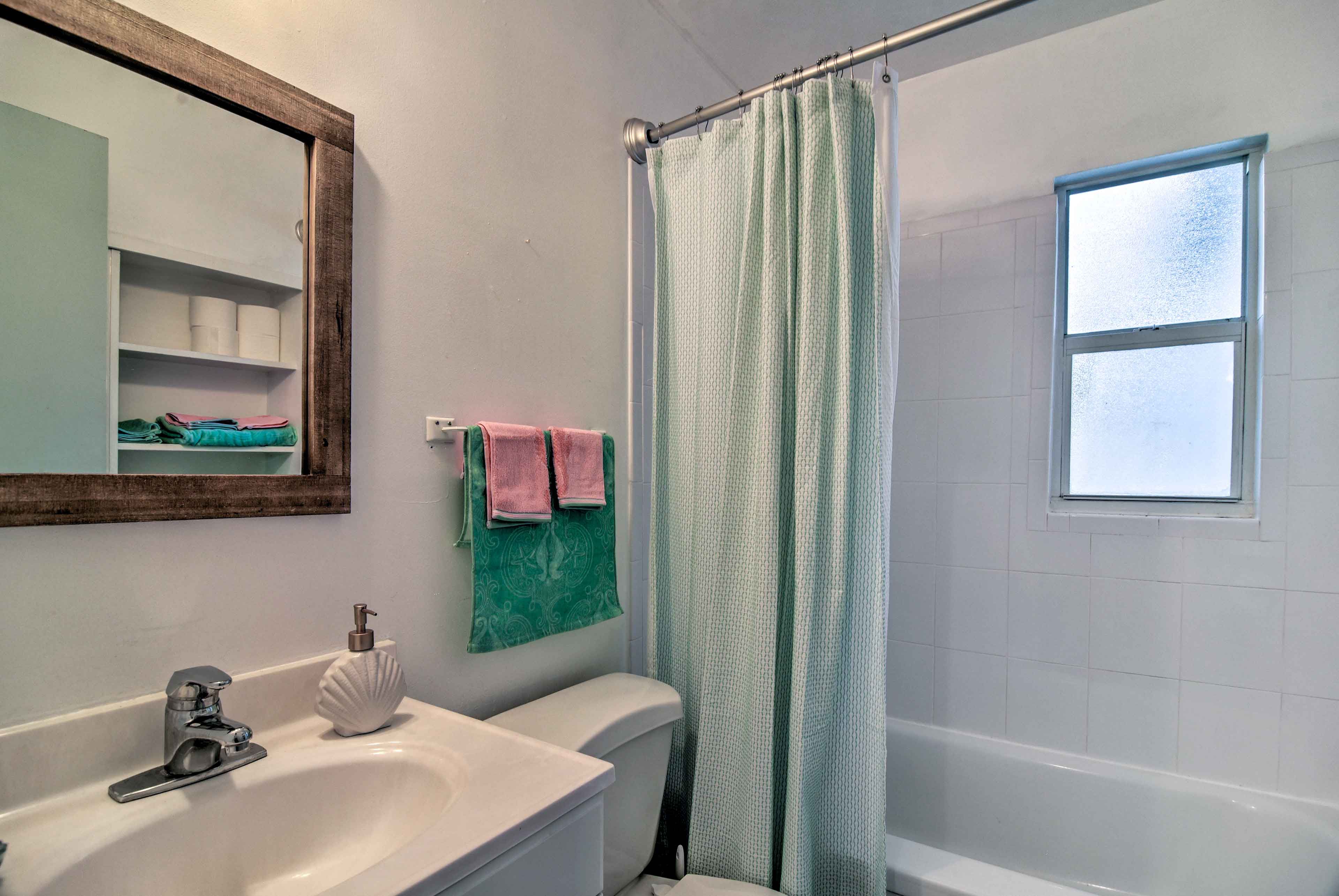 Full Bathroom | Towels Provided