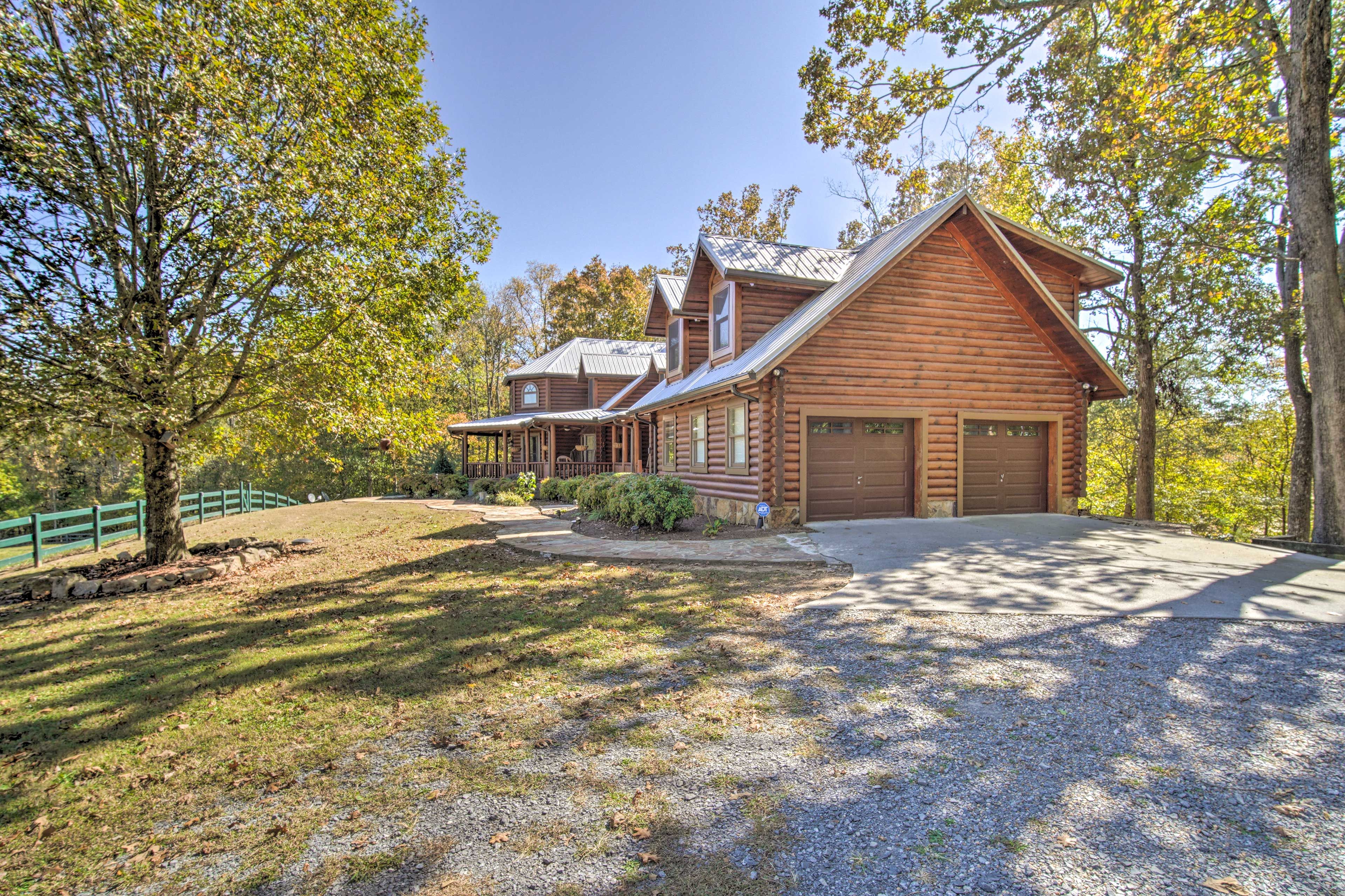 Parking | Driveway (10 Vehicles) | RV/Trailer Parking Available