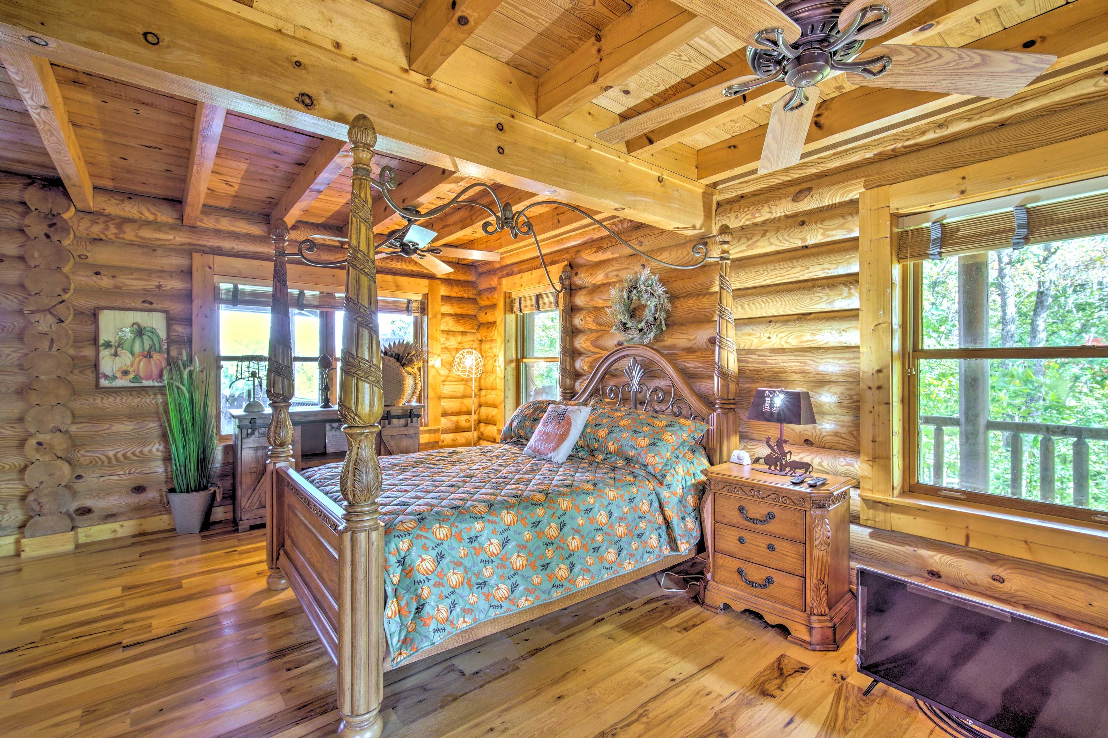 Bedroom 1 | Queen Bed | En-Suite Bath | Main Level | Sitting Area