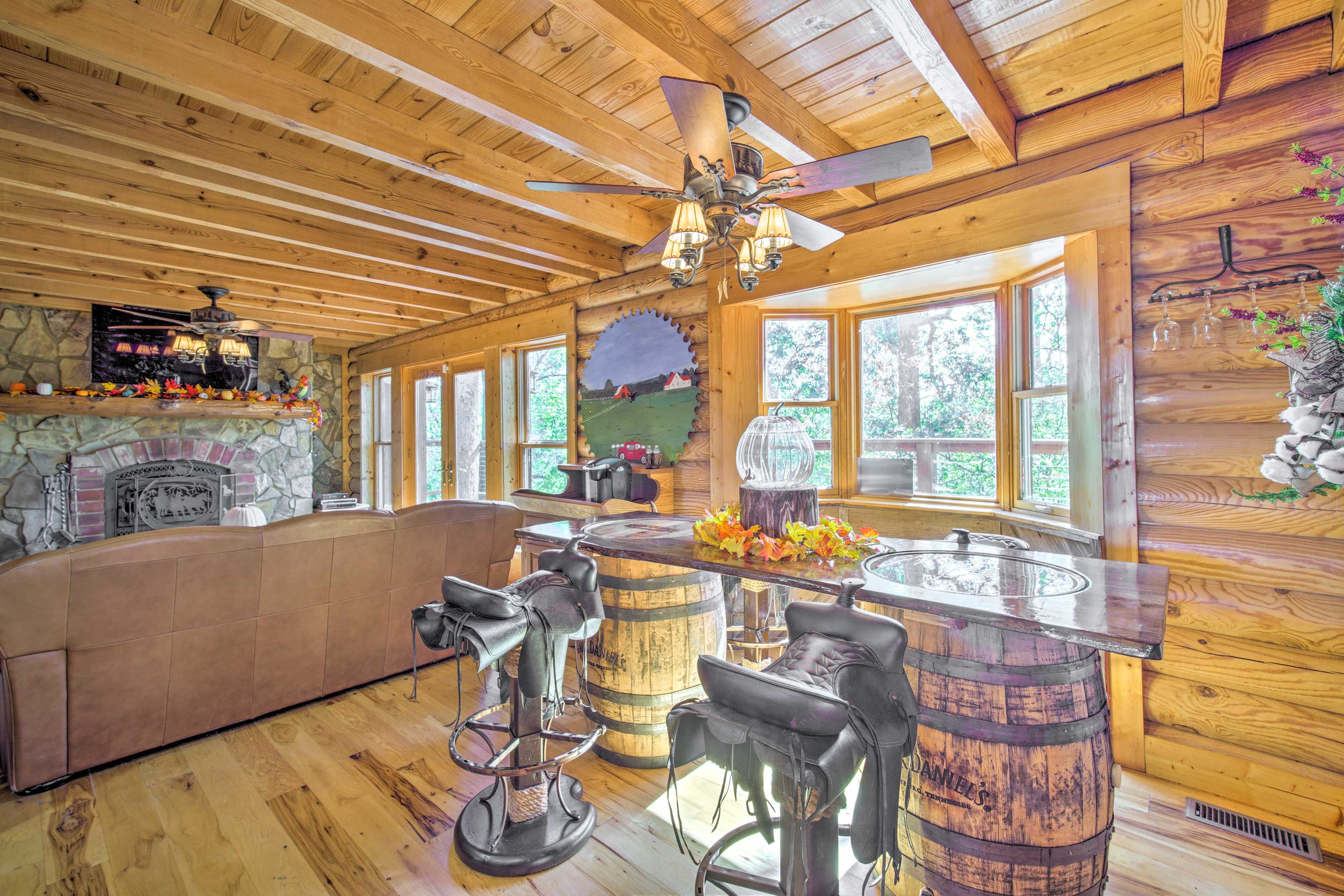 Dining Area | Dishware/Flatware Provided
