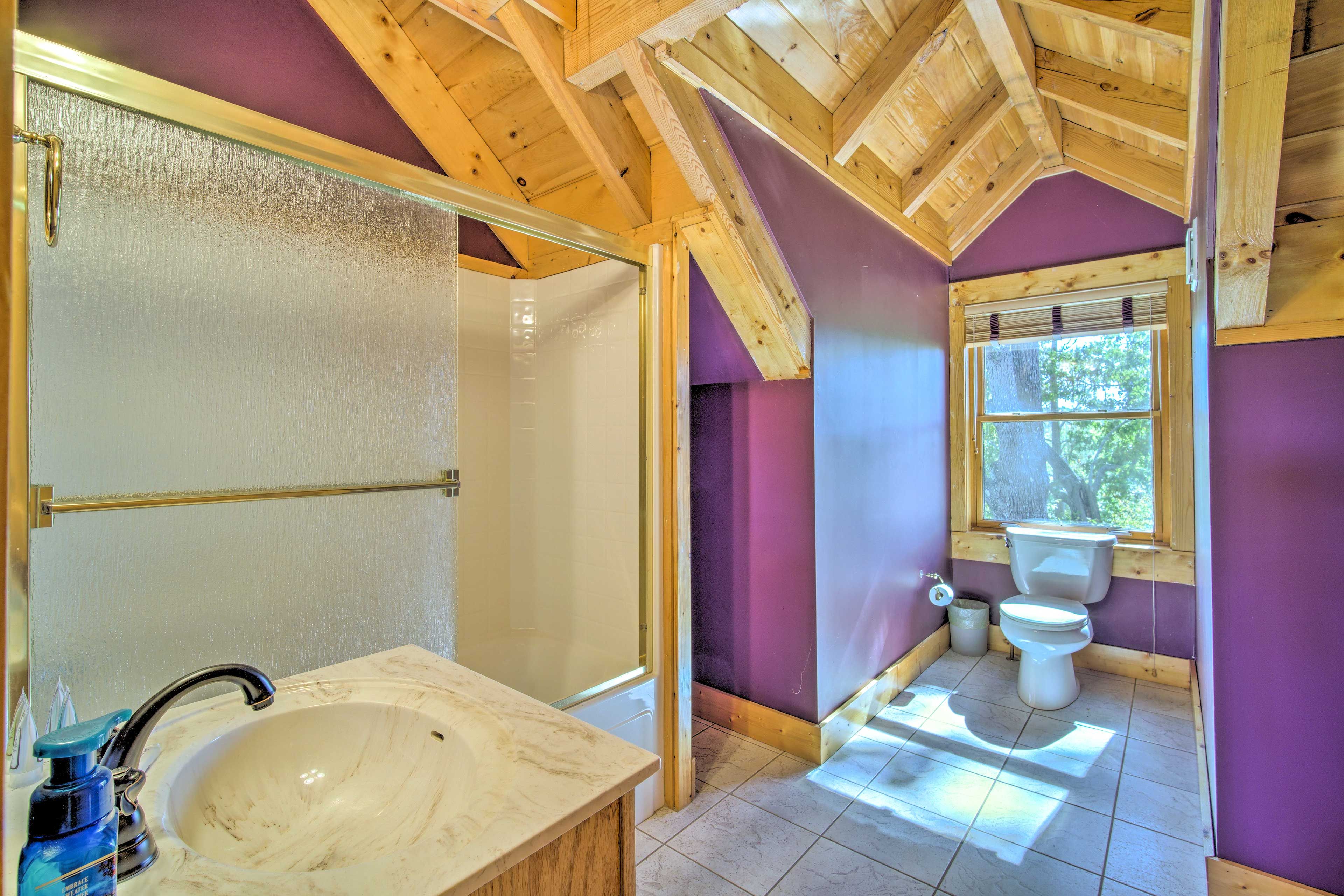 Full Bathroom | Towels Provided | 2nd Floor