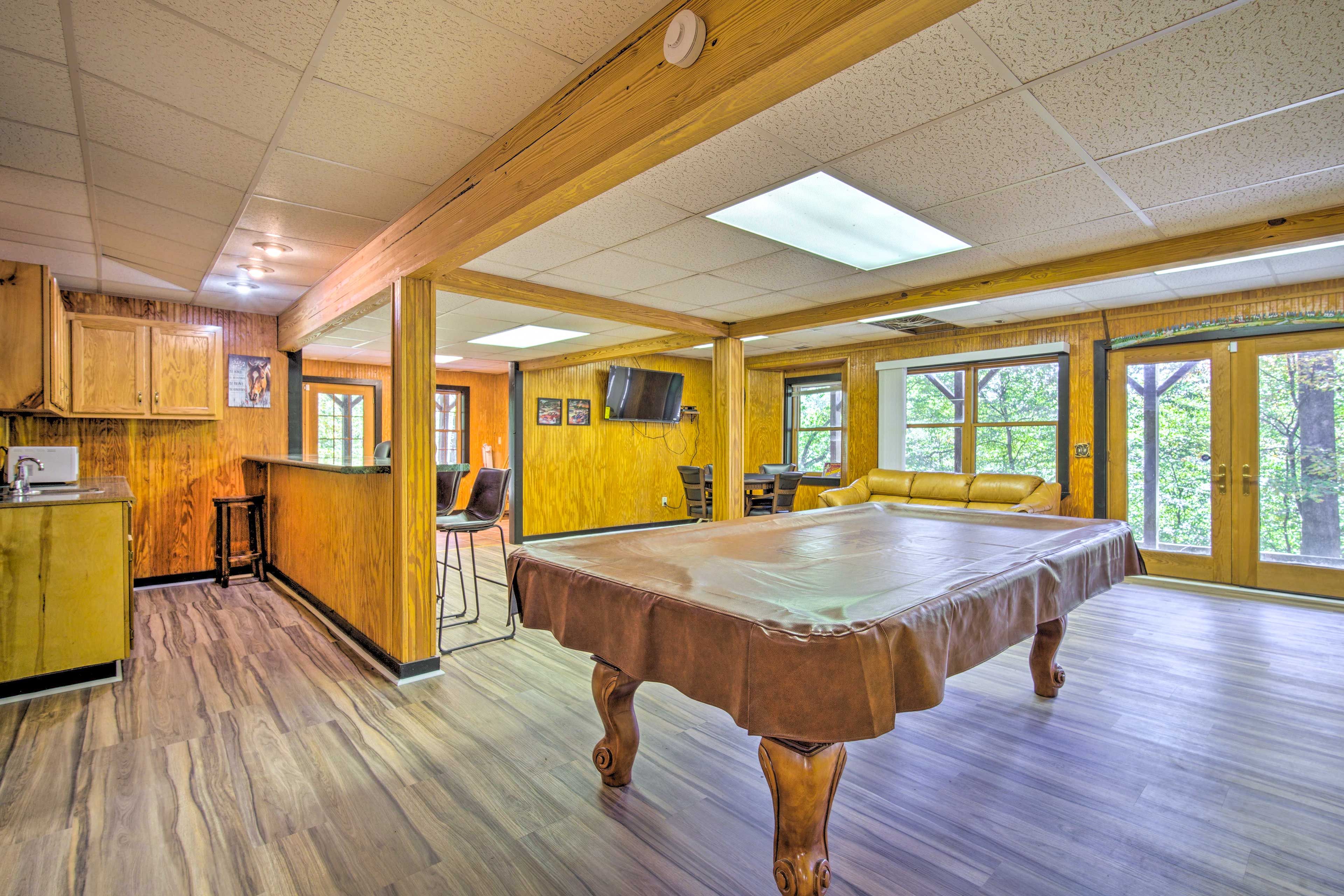 Game Room | Twin/Full Bunk Bed | Wet Bar | Pool Table | Smart TV | Lower Level