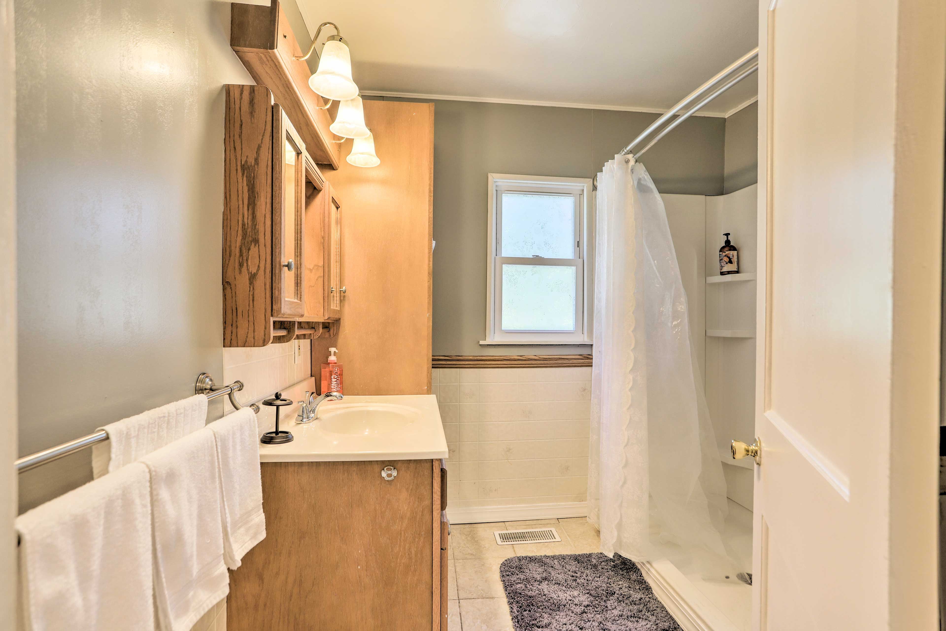 Full Bathroom | Complimentary Toiletries