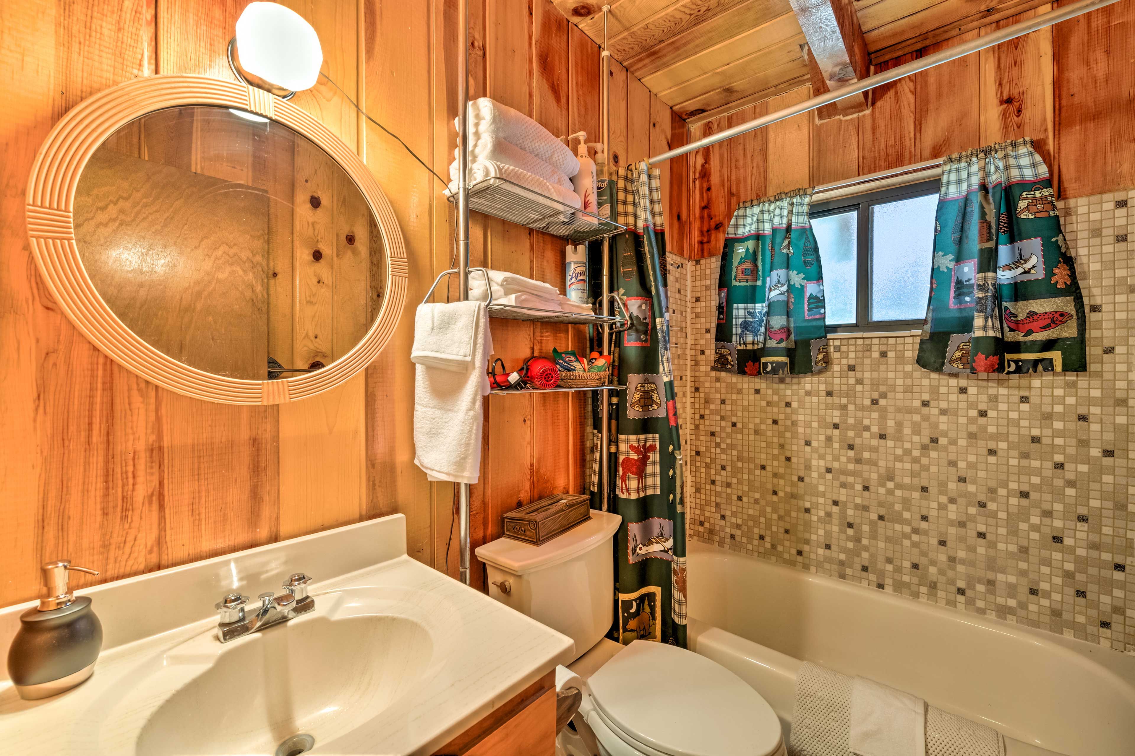 Full Bathroom | Complimentary Toiletries