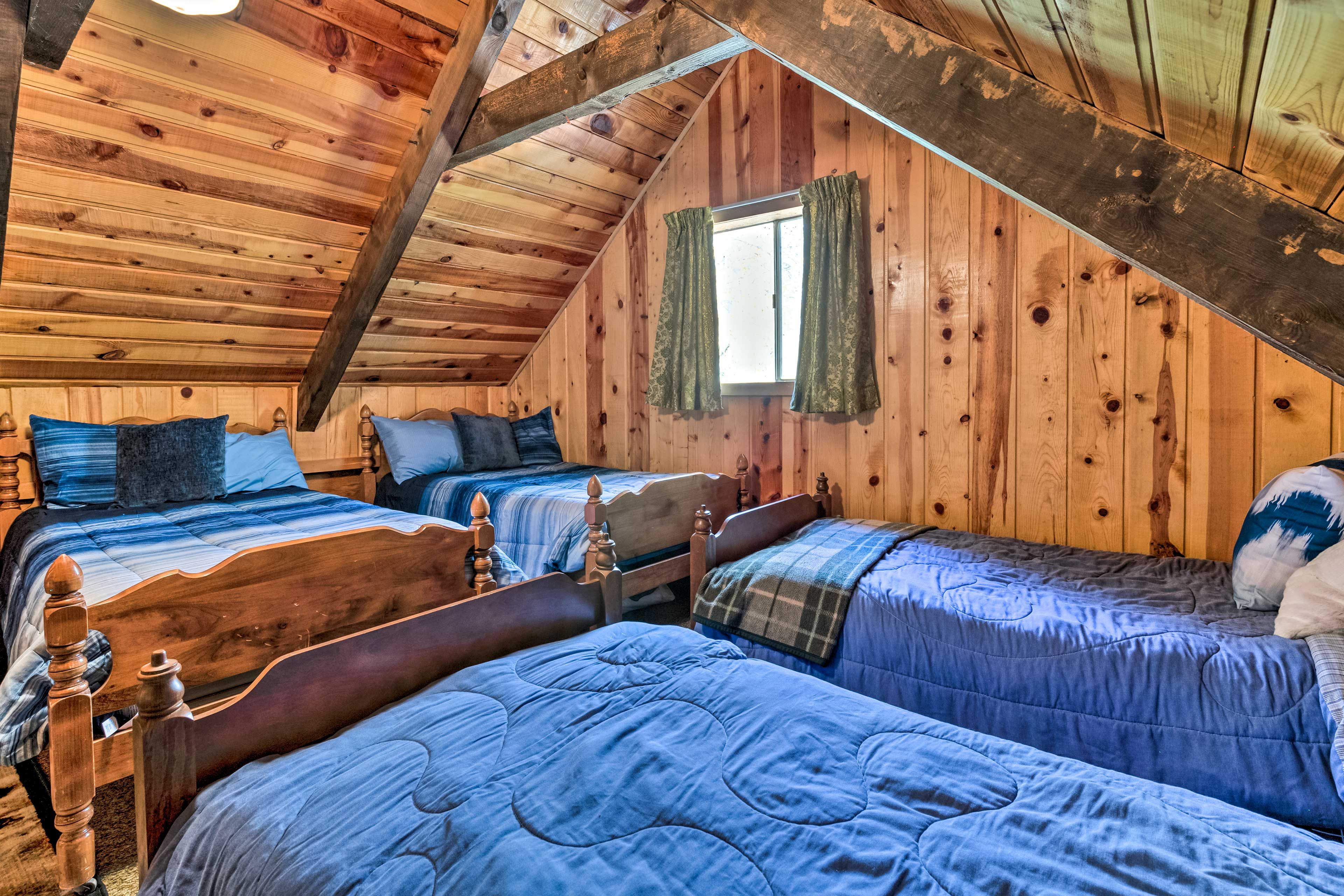 Loft | 4 Twin Beds