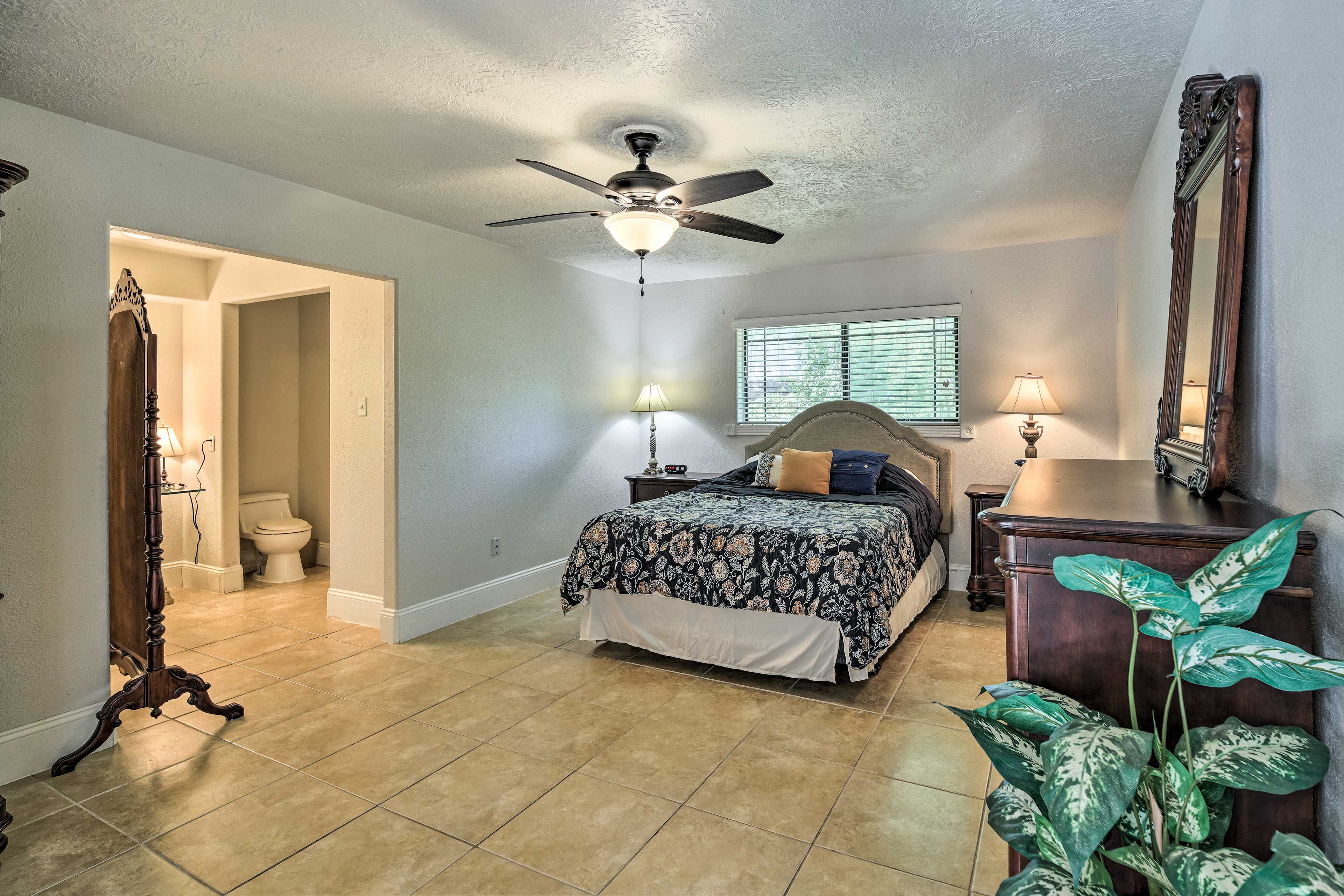Bedroom 1 | Queen Bed | 1st Floor