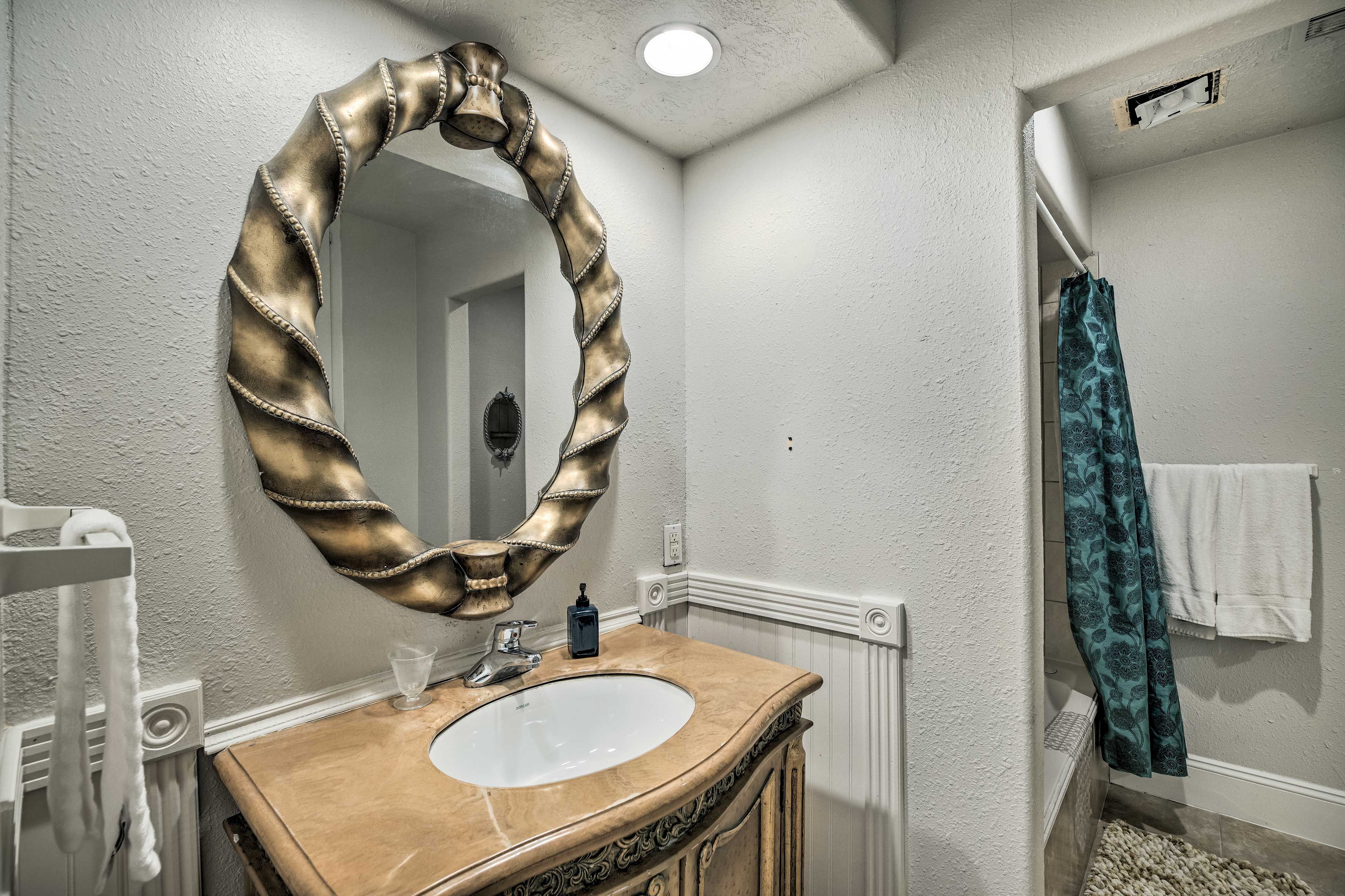 En-Suite Jack-and-Jill Bathroom | 1st Floor | Hair Dryer