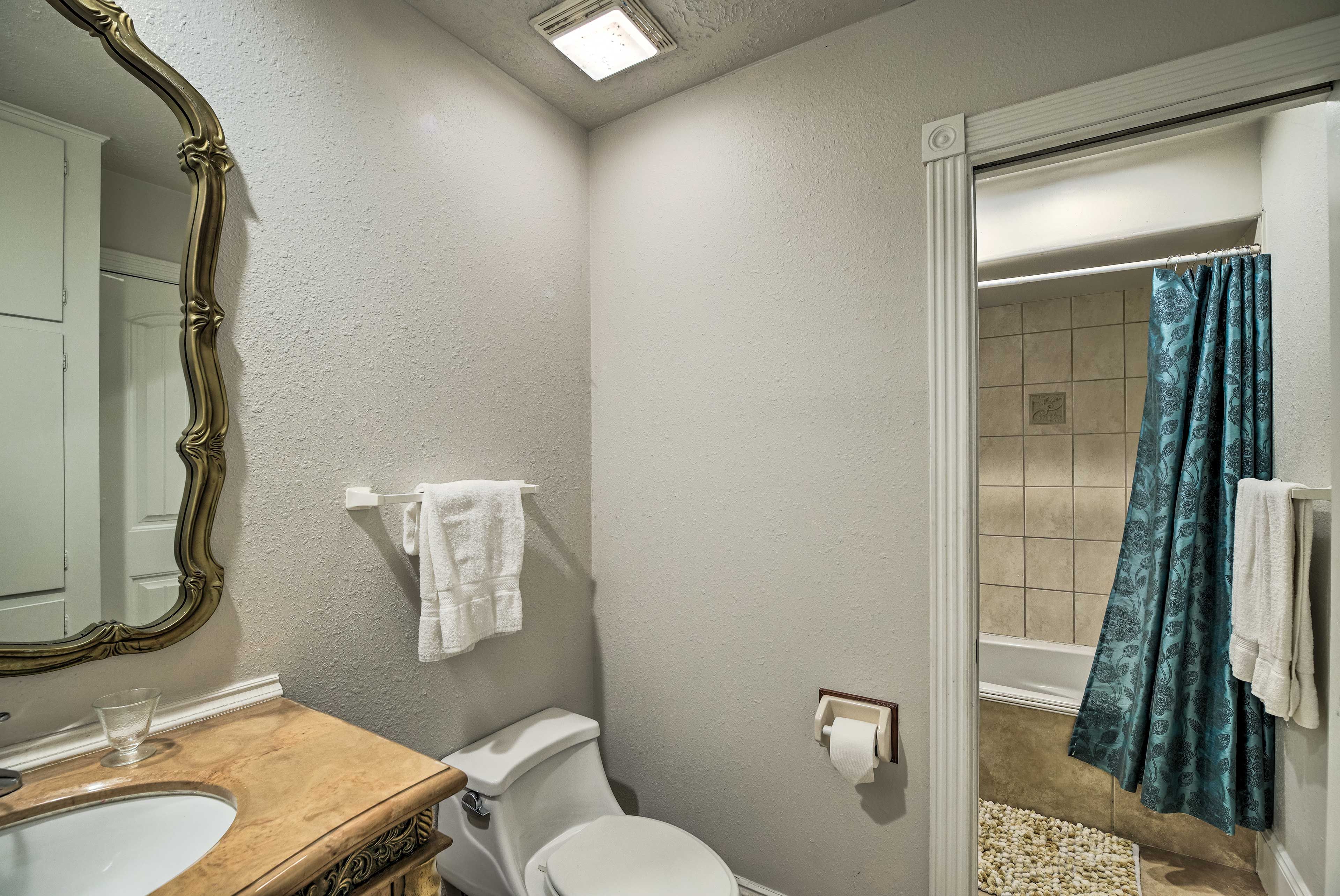 En-Suite Jack-and-Jill Bathroom | 1st Floor | Complimentary Toiletries