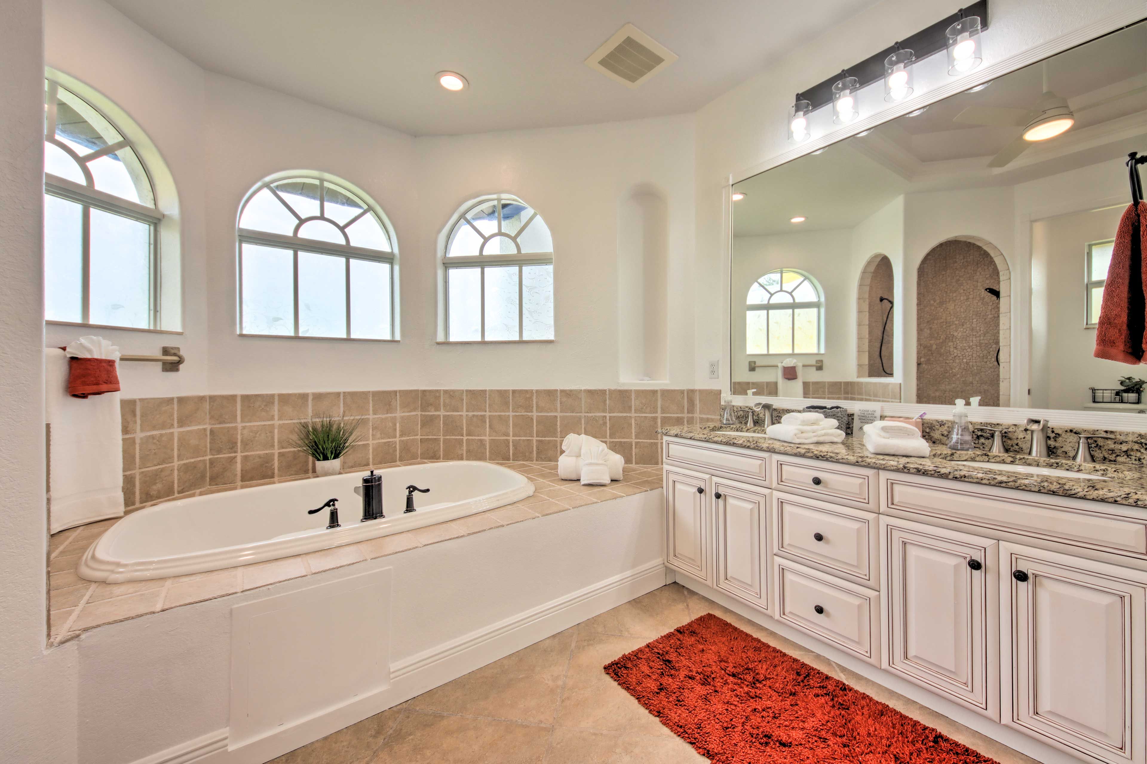 En-Suite Bathroom | Main Level | Jetted Tub
