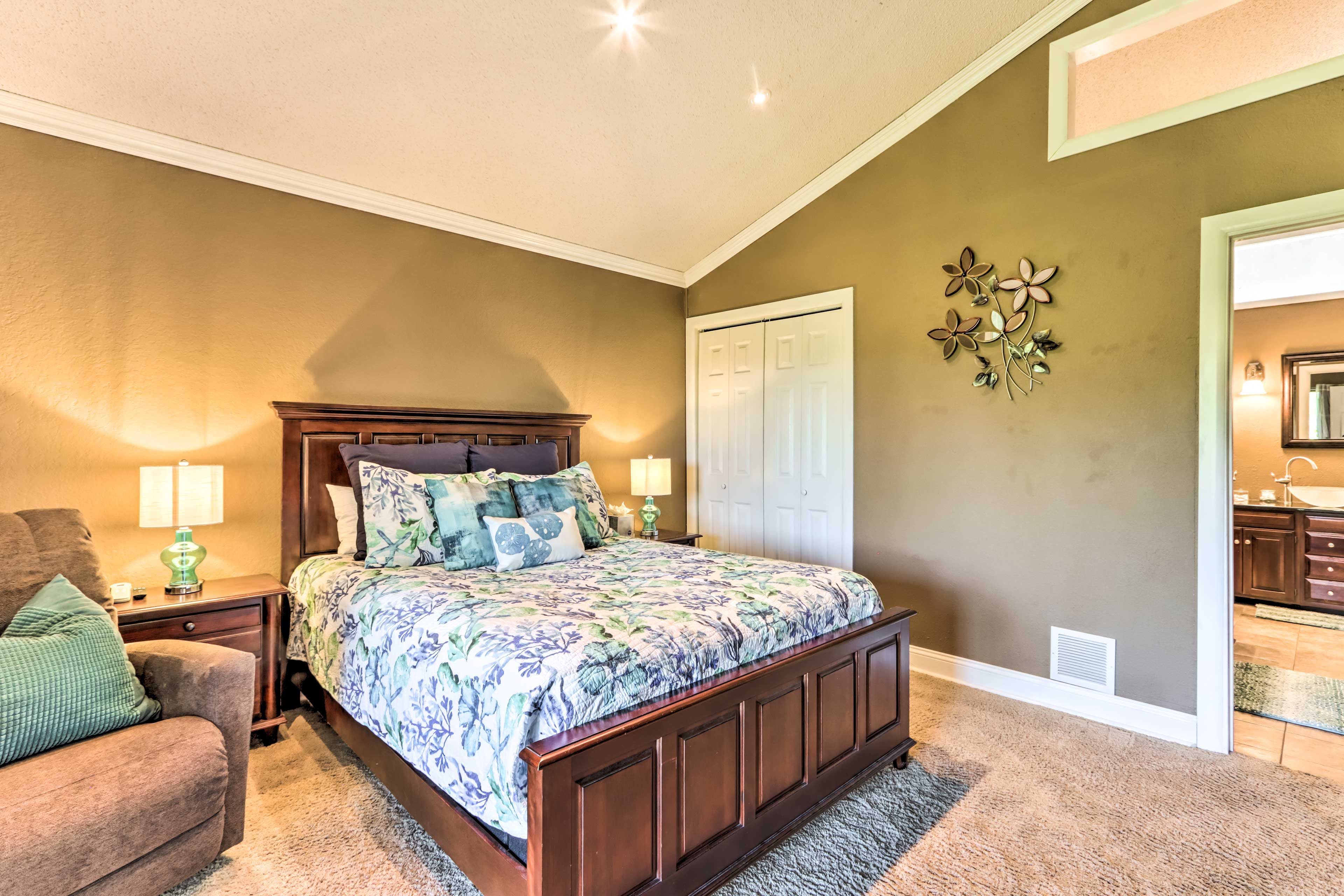 Bedroom 1 | Main Level | Queen Bed | Linens Provided