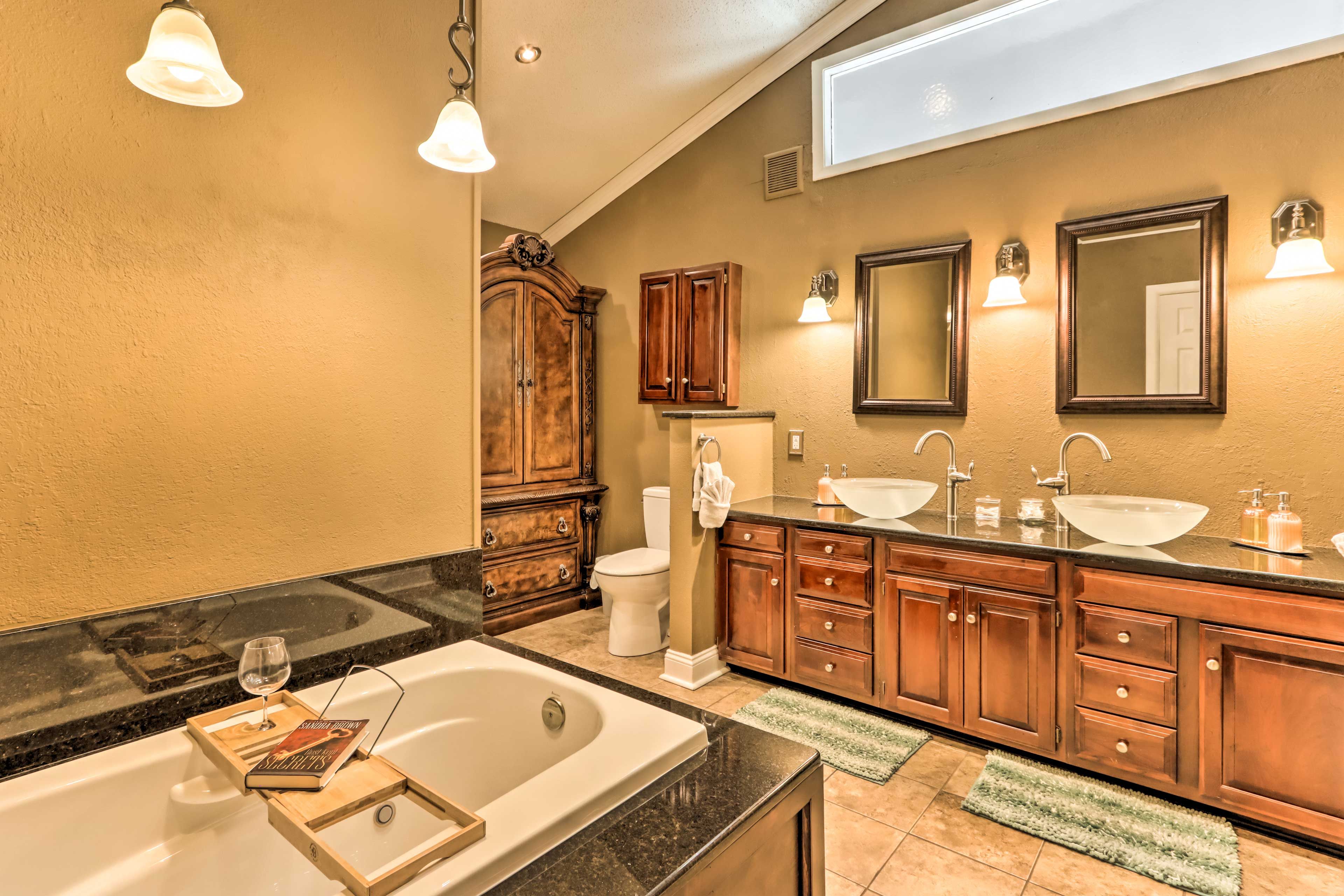 En-Suite Bathroom | Main Level | Jetted Tub | Towels Provided