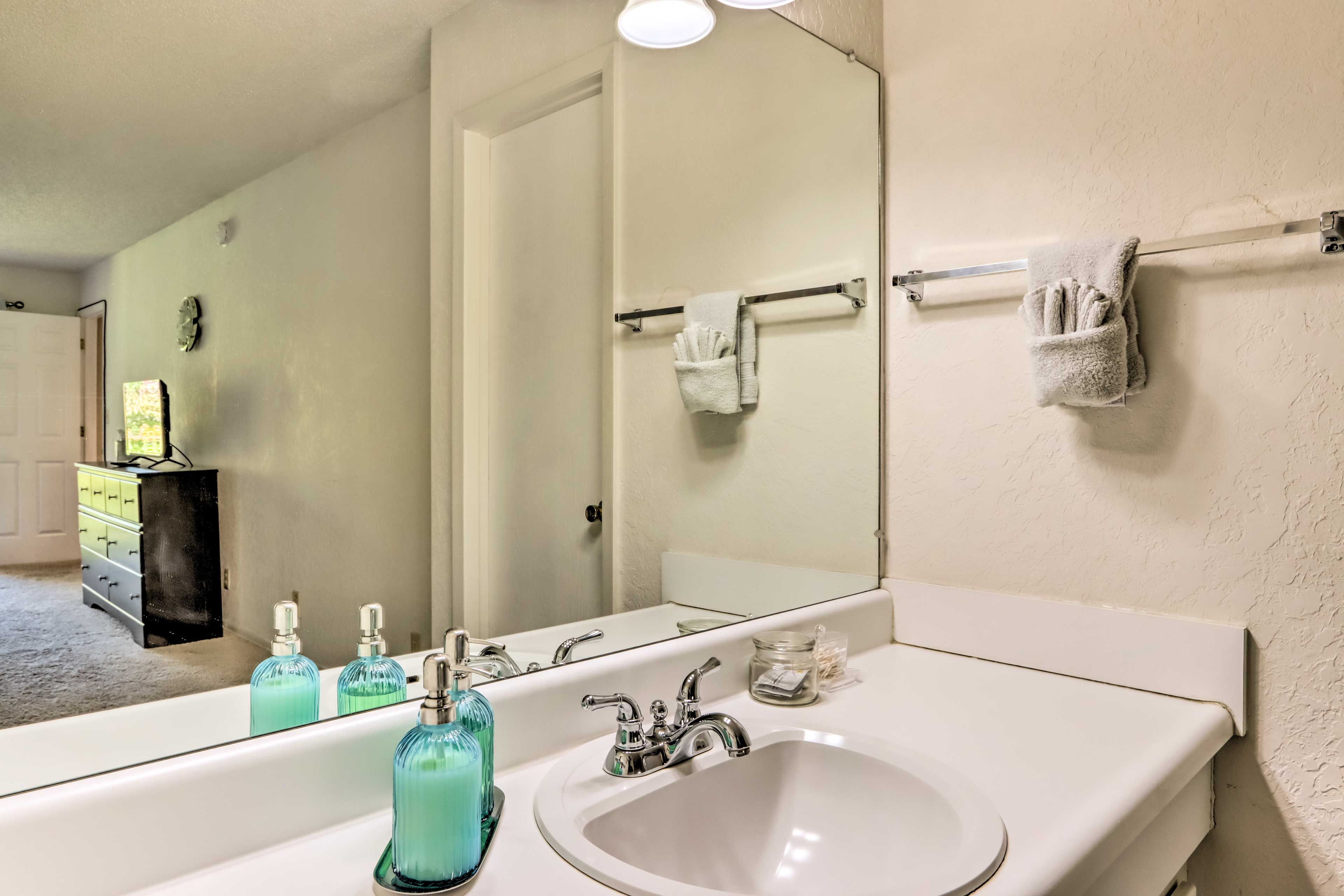 En-Suite Bathroom | Lower Level | Complimentary Toiletries
