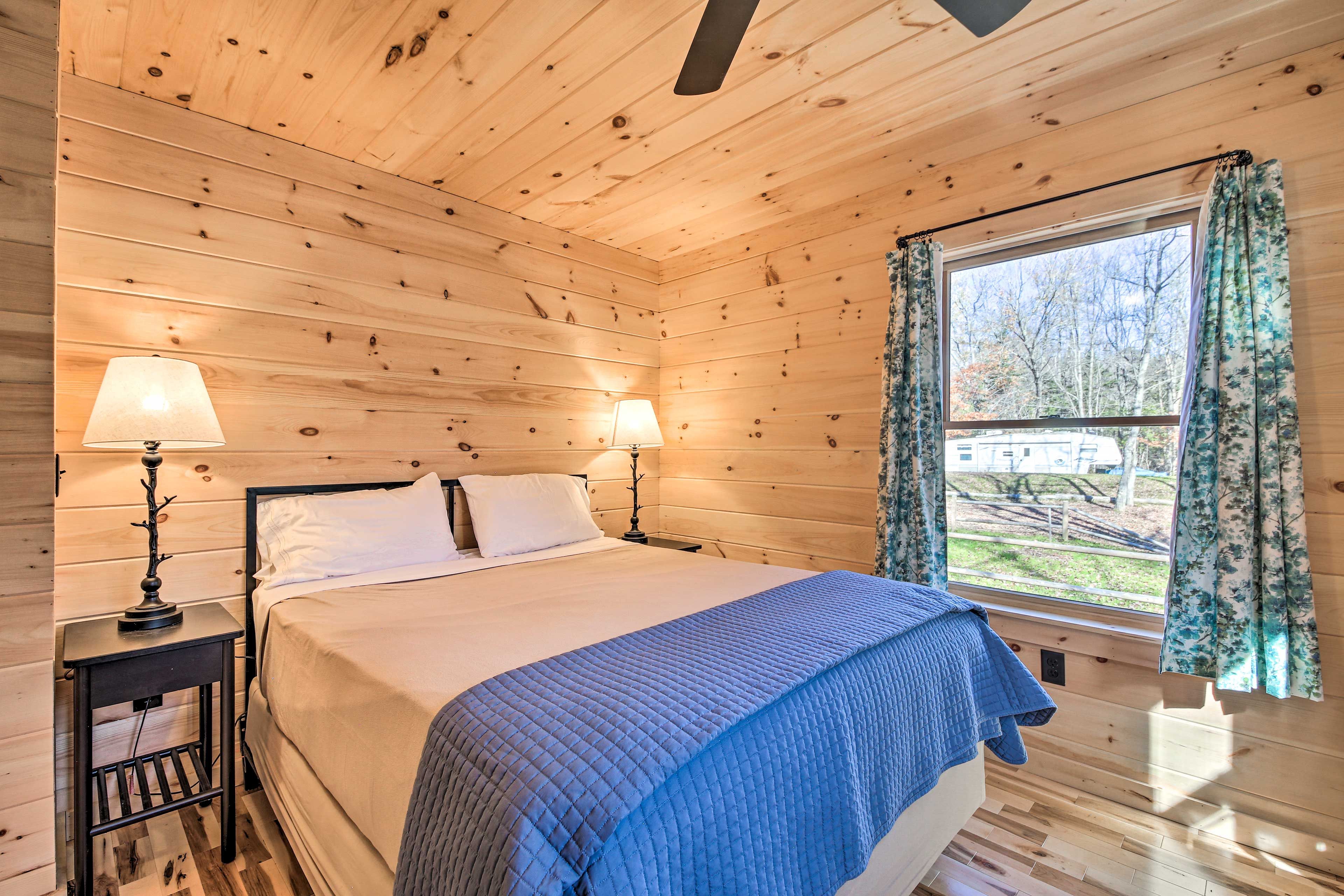 Bedroom 1 | Queen Bed | 1st Floor