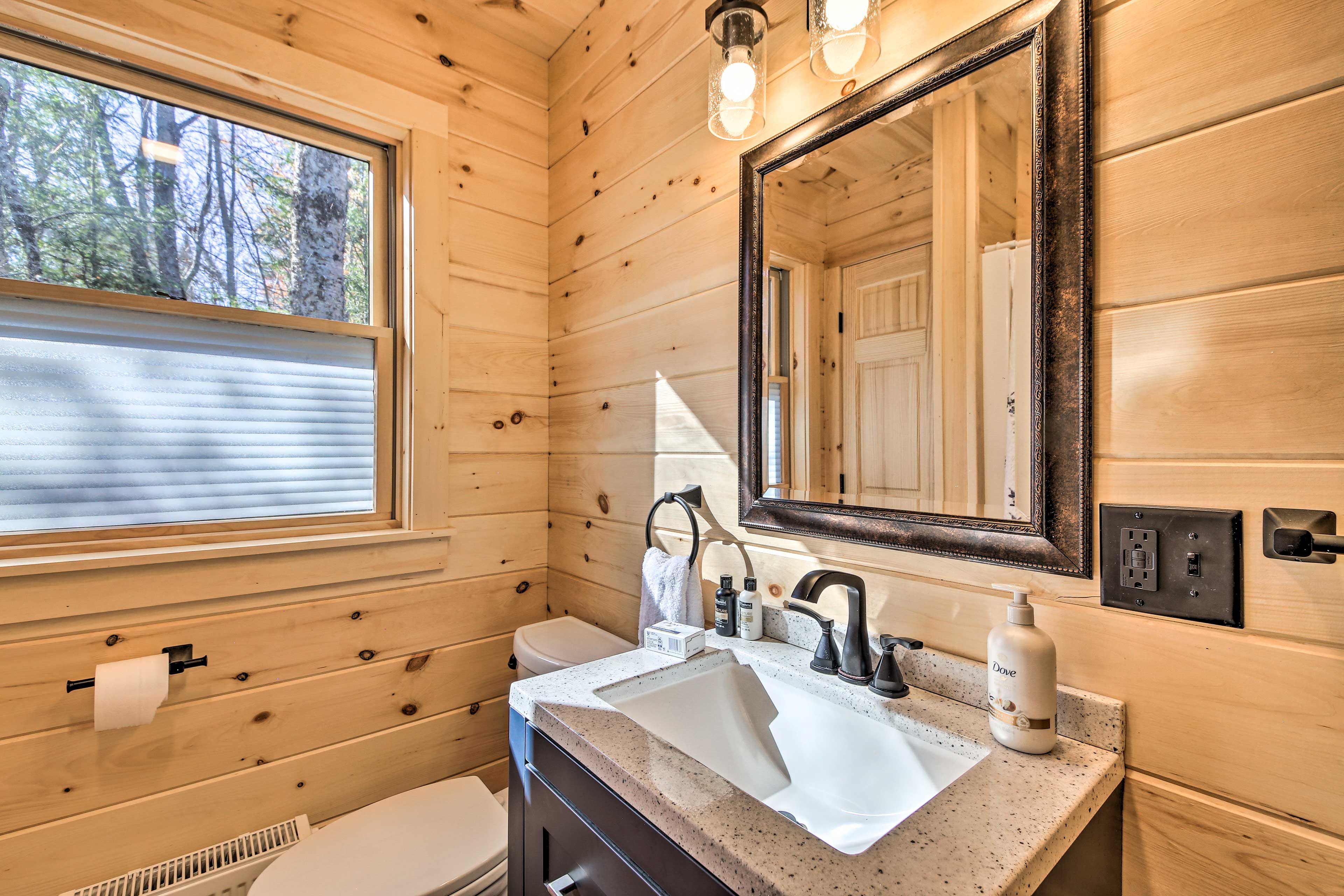 Full Bathroom | Towels Provided