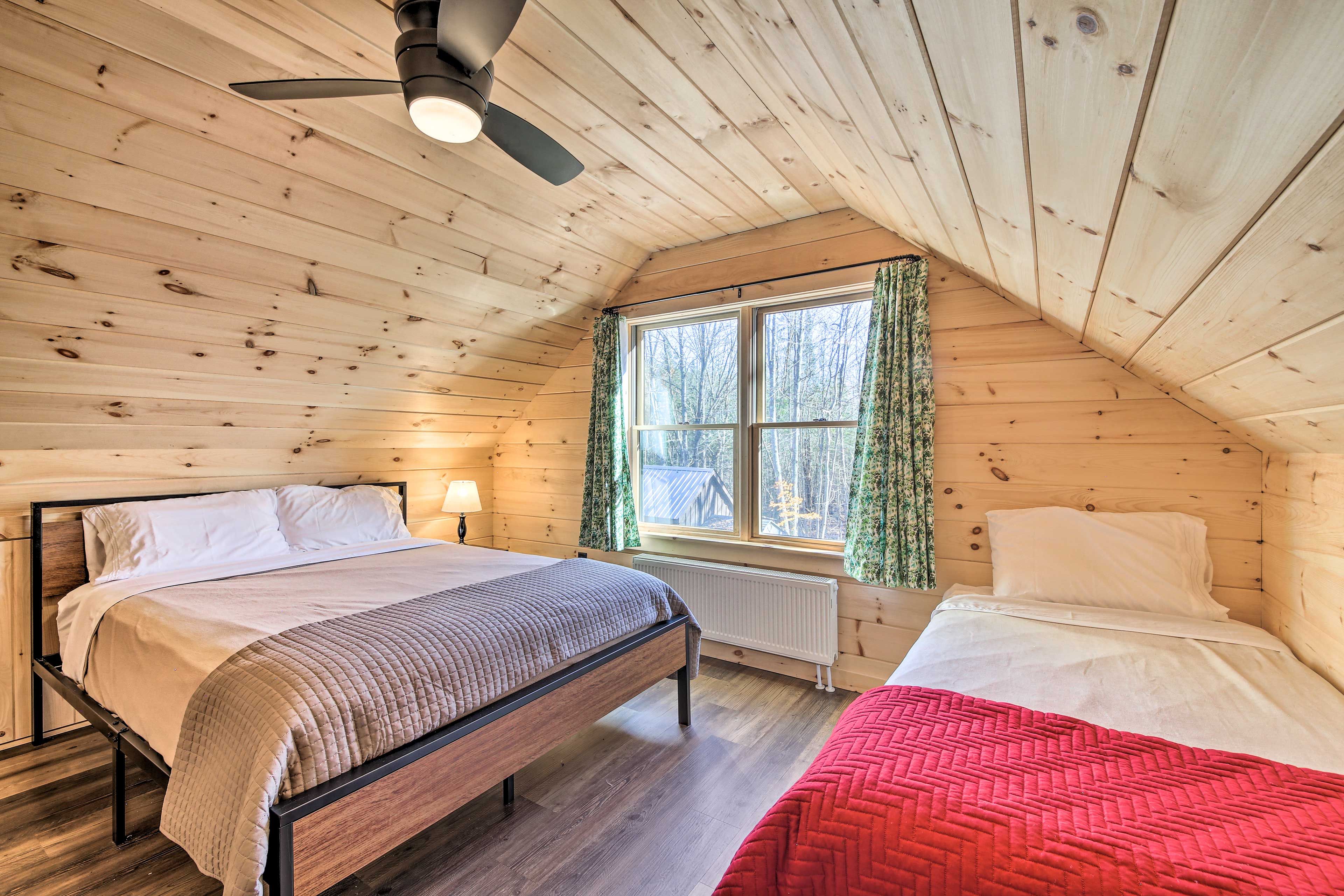 Bedroom 2 | Queen Bed | Twin Bed | 2nd Floor