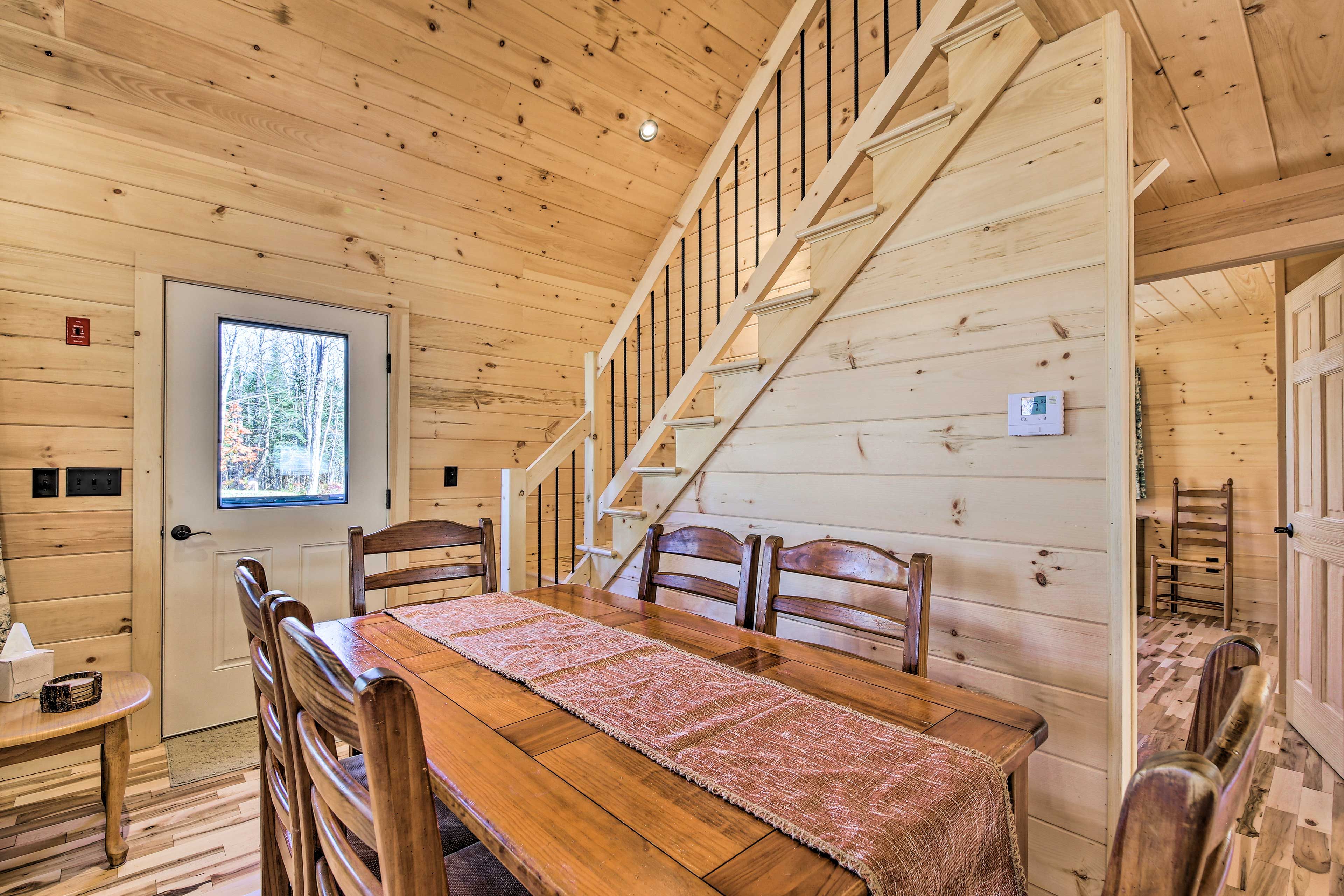 Dining Area | Dishware & Flatware Provided