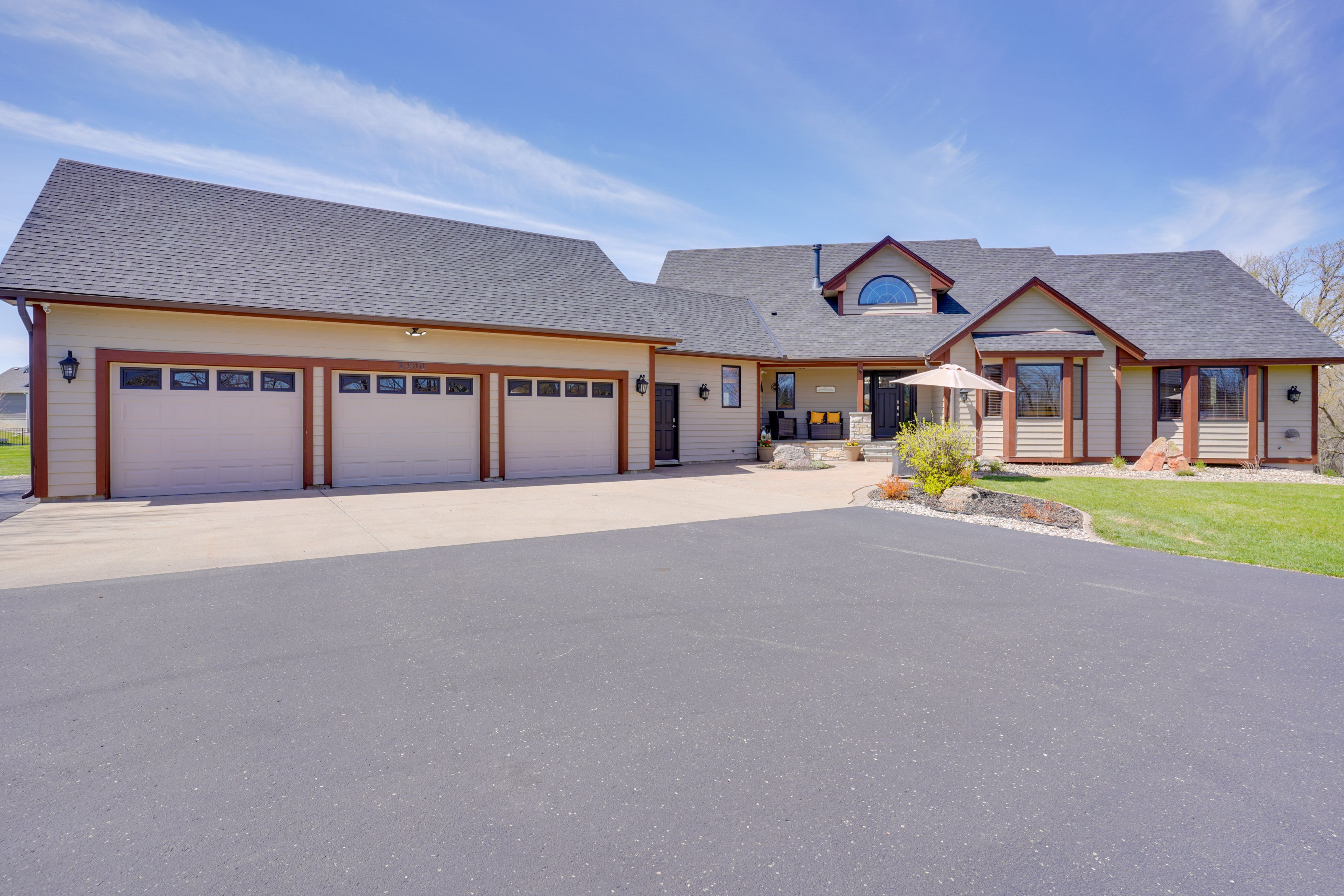 Exterior | Garage (3 Vehicles) | Driveway (7 Vehicles) | RV/Trailer Parking