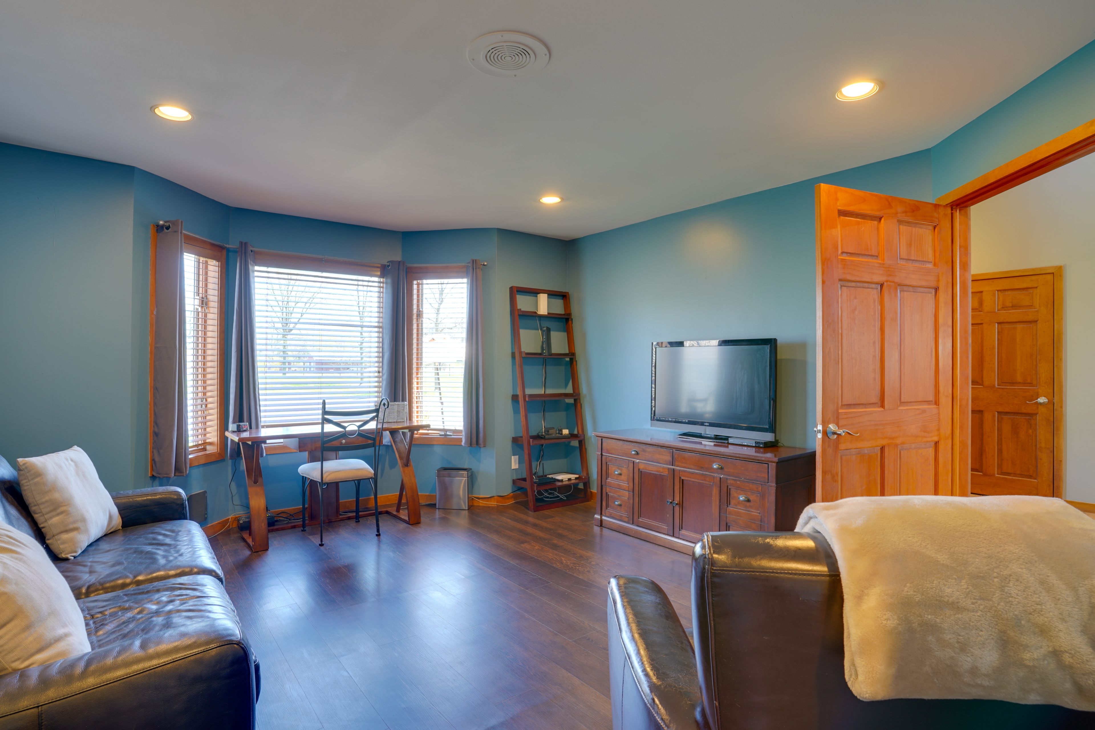 Den | Main Level | Cable TV | Desk Workspace | Free WiFi | Queen Sleeper Sofa