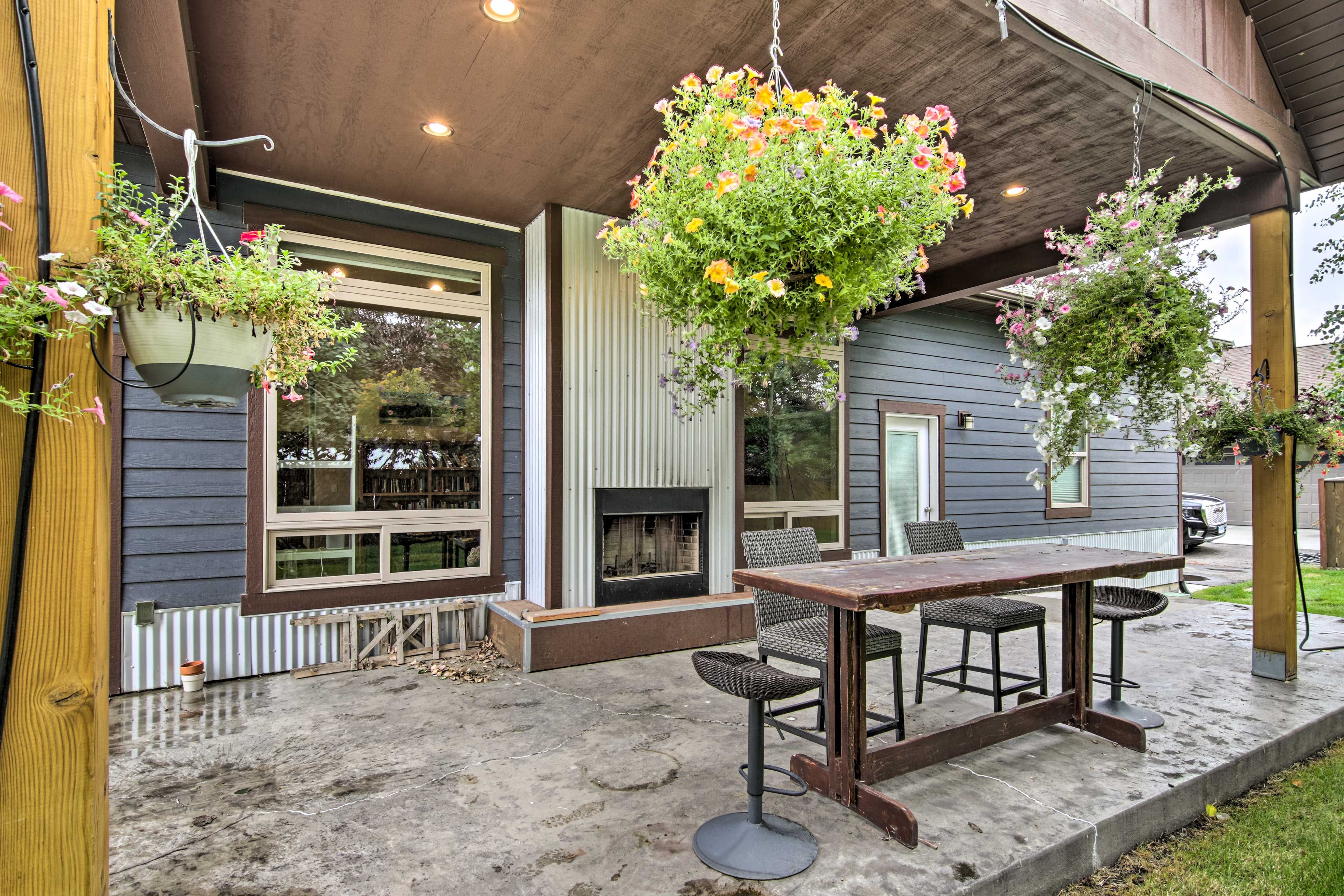 Patio | Outdoor Seating & Dining | Free WiFi