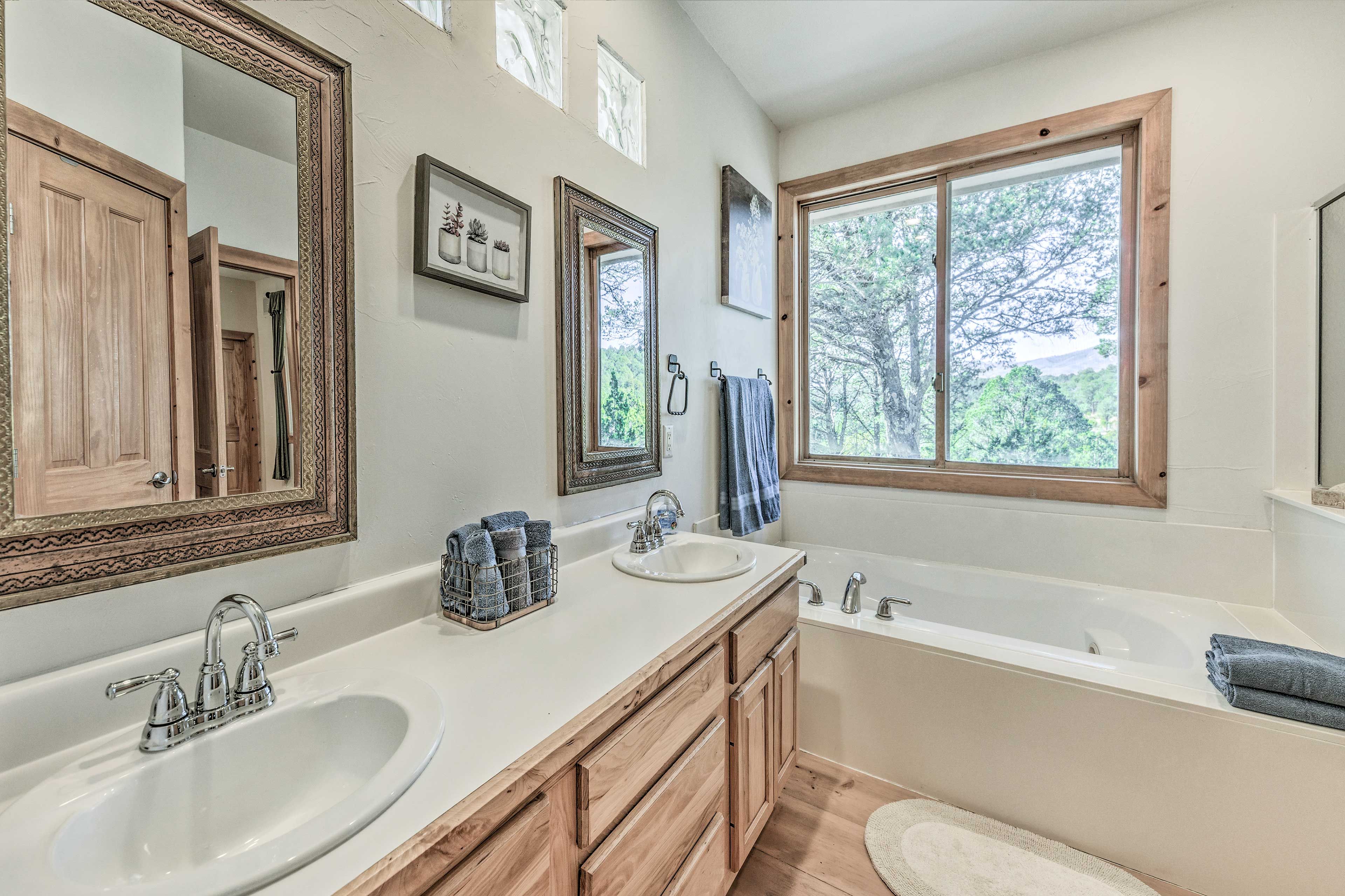 Full Bathroom | Towels Provided | Jetted Tub | Hair Dryer