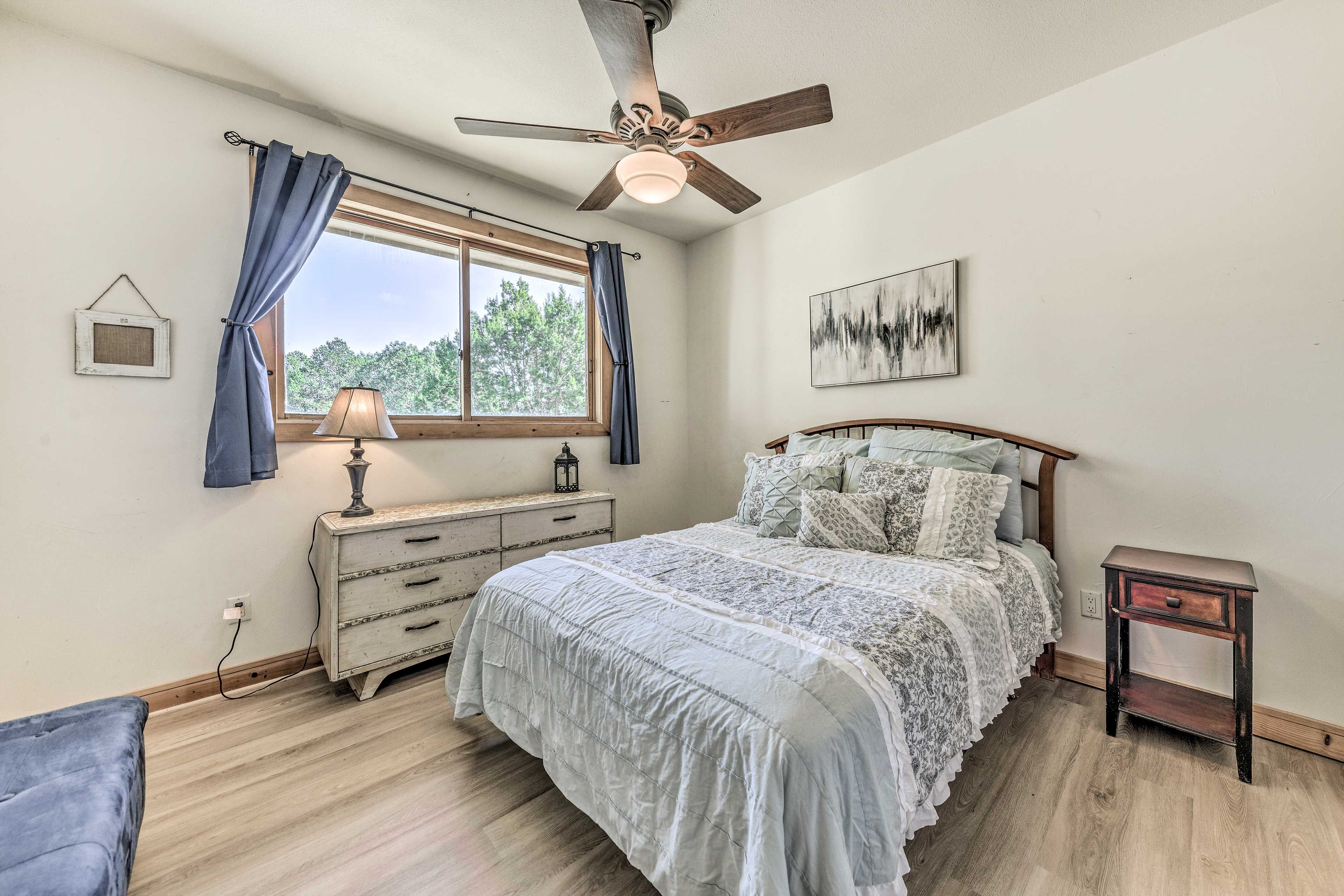 Bedroom 3 | Queen Bed