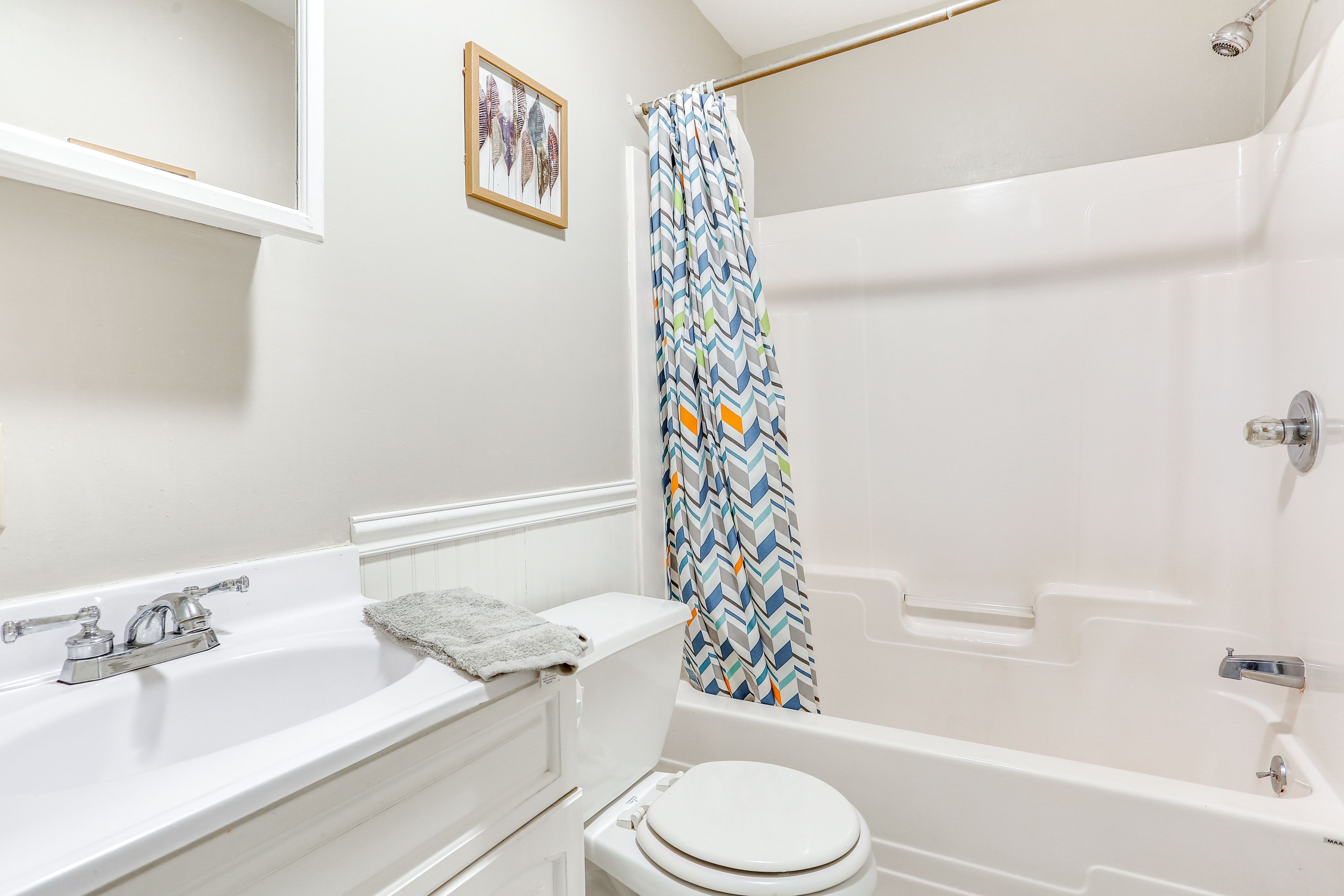 Full Bathroom | Shower/Tub Combo | Complimentary Toiletries | Towels Provided