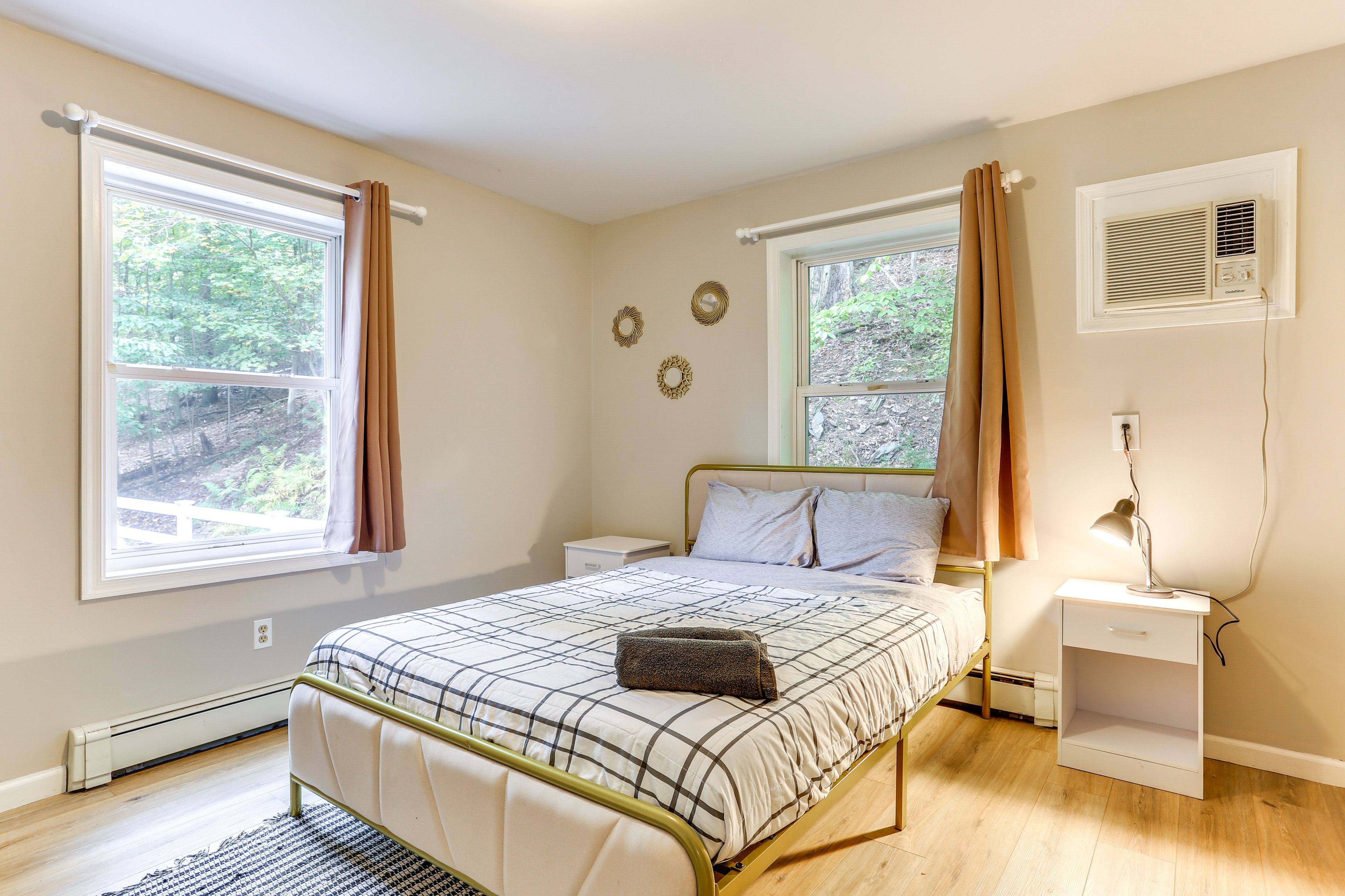 Bedroom 1 | Queen Bed | Linens Provided