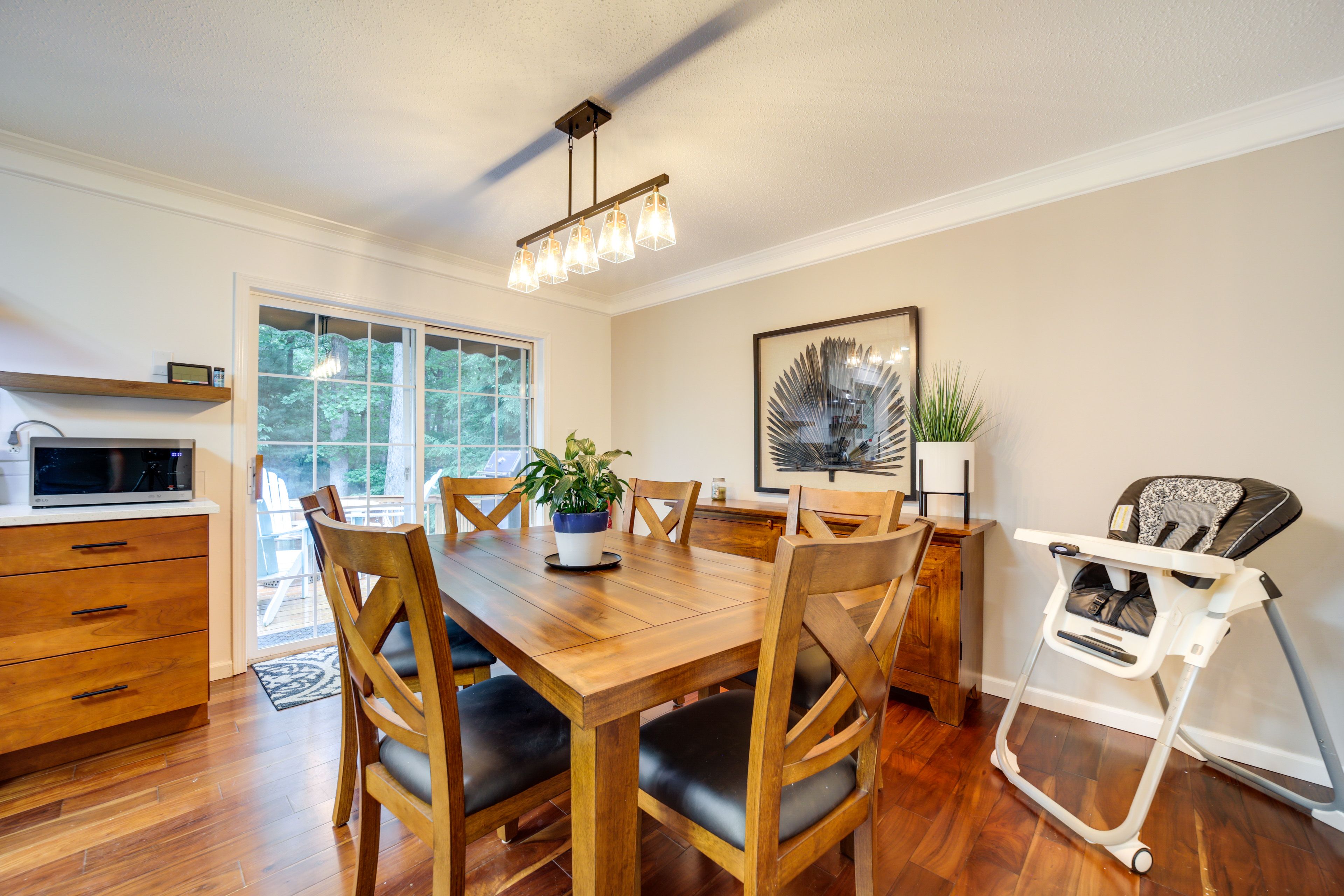 Eat-In Dining Area