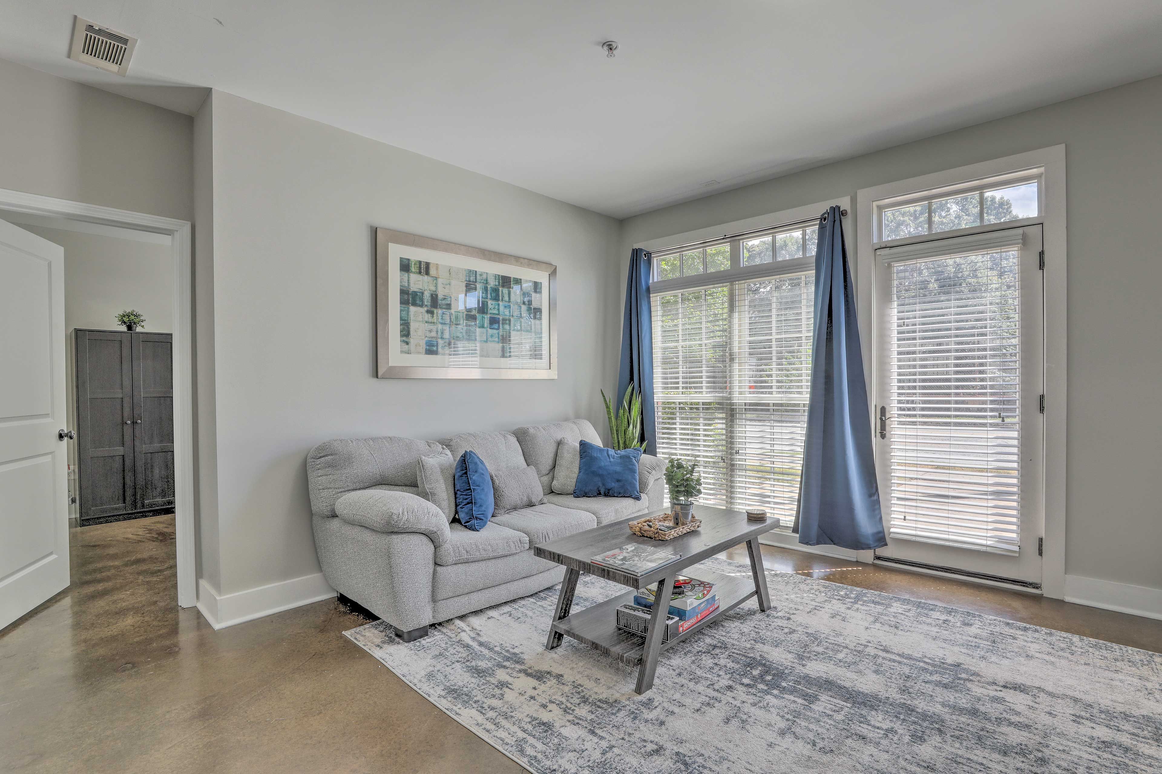 Living Room | Free WiFi | Central Heating & A/C | Smart TV