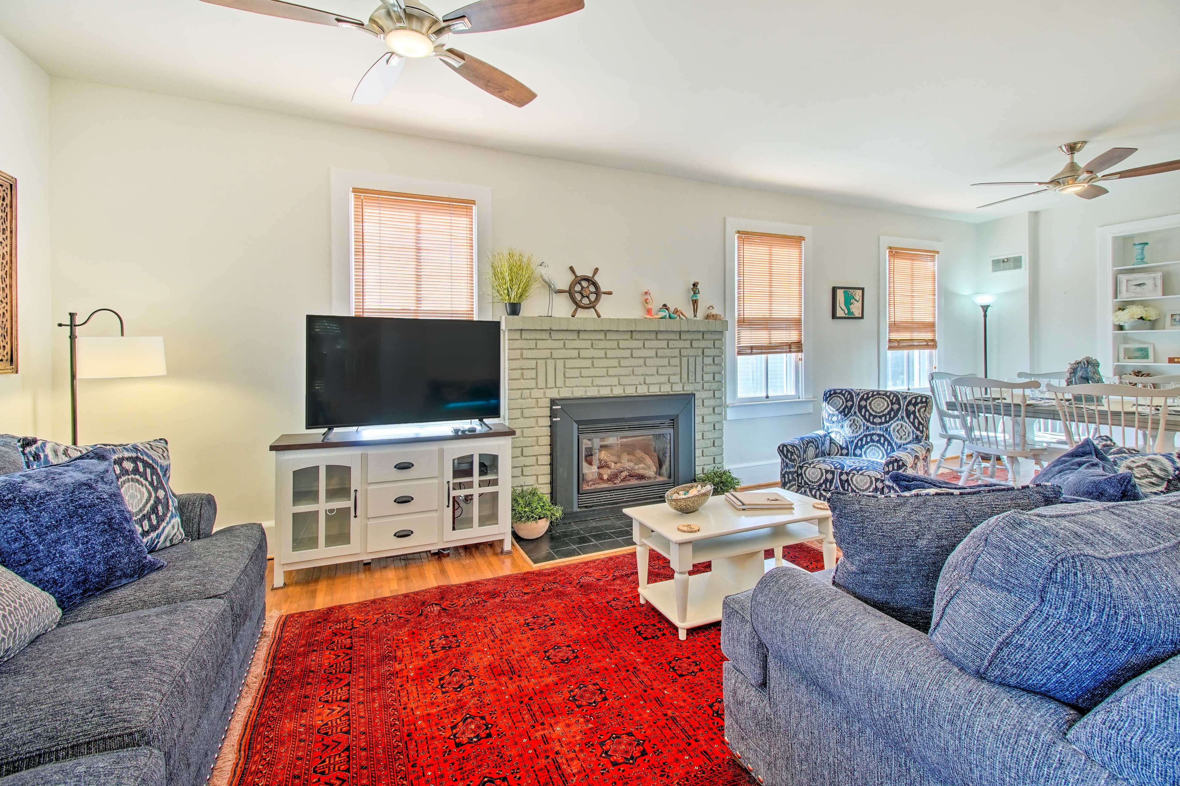 Living Room | Free WiFi | Central A/C | Fireplace