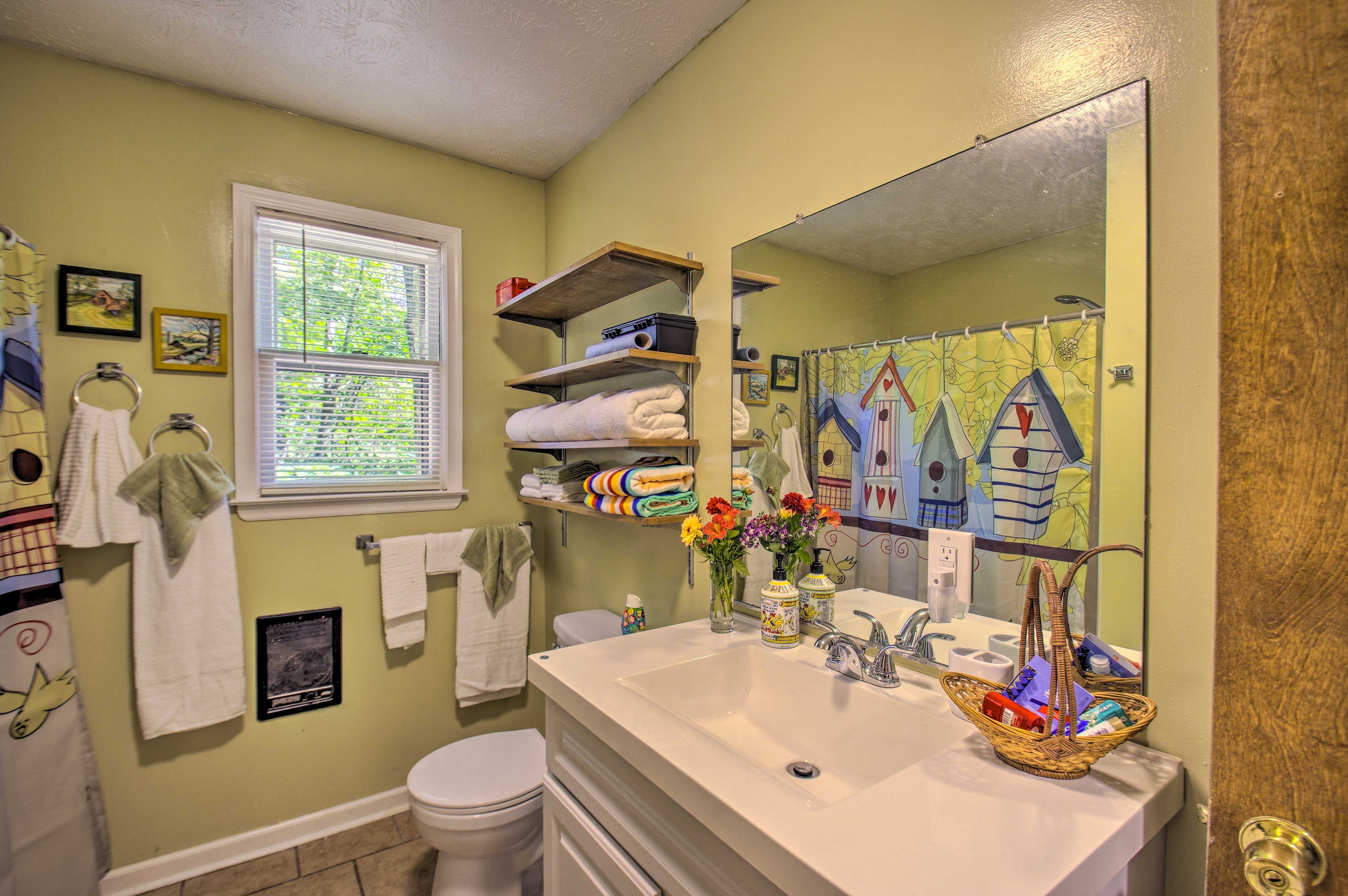 Full Bathroom | Main Level | Towels Provided