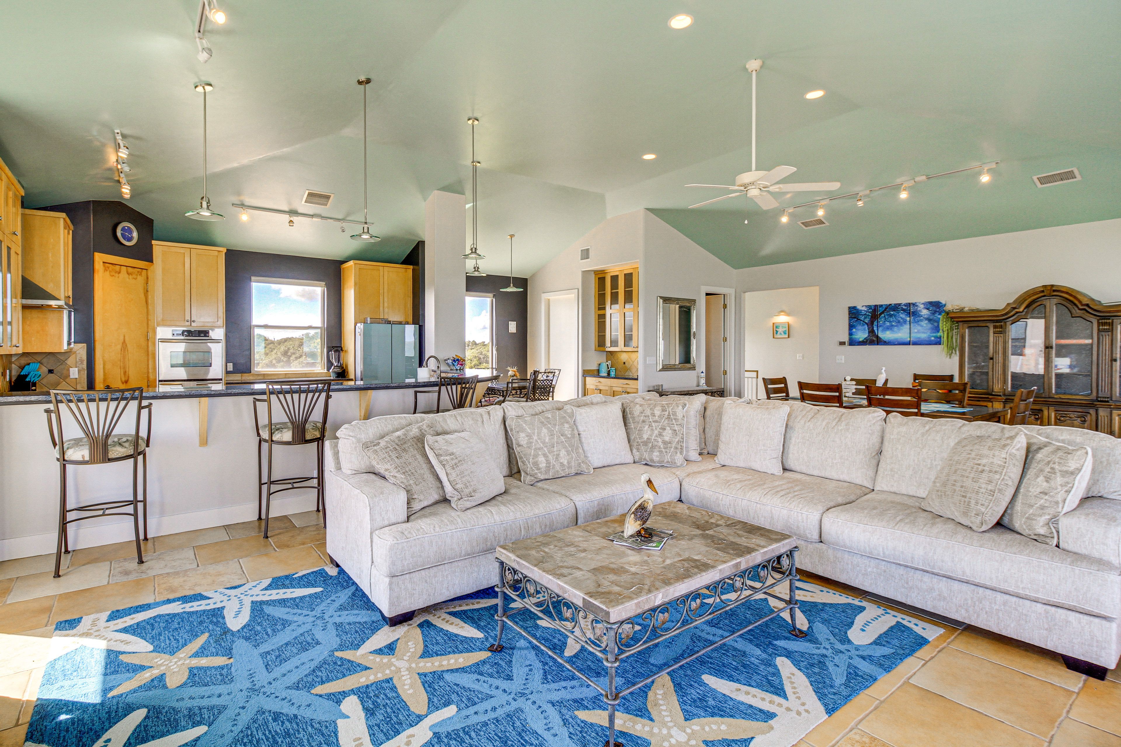 Living Room | Free WiFi | Central A/C | Smart TV