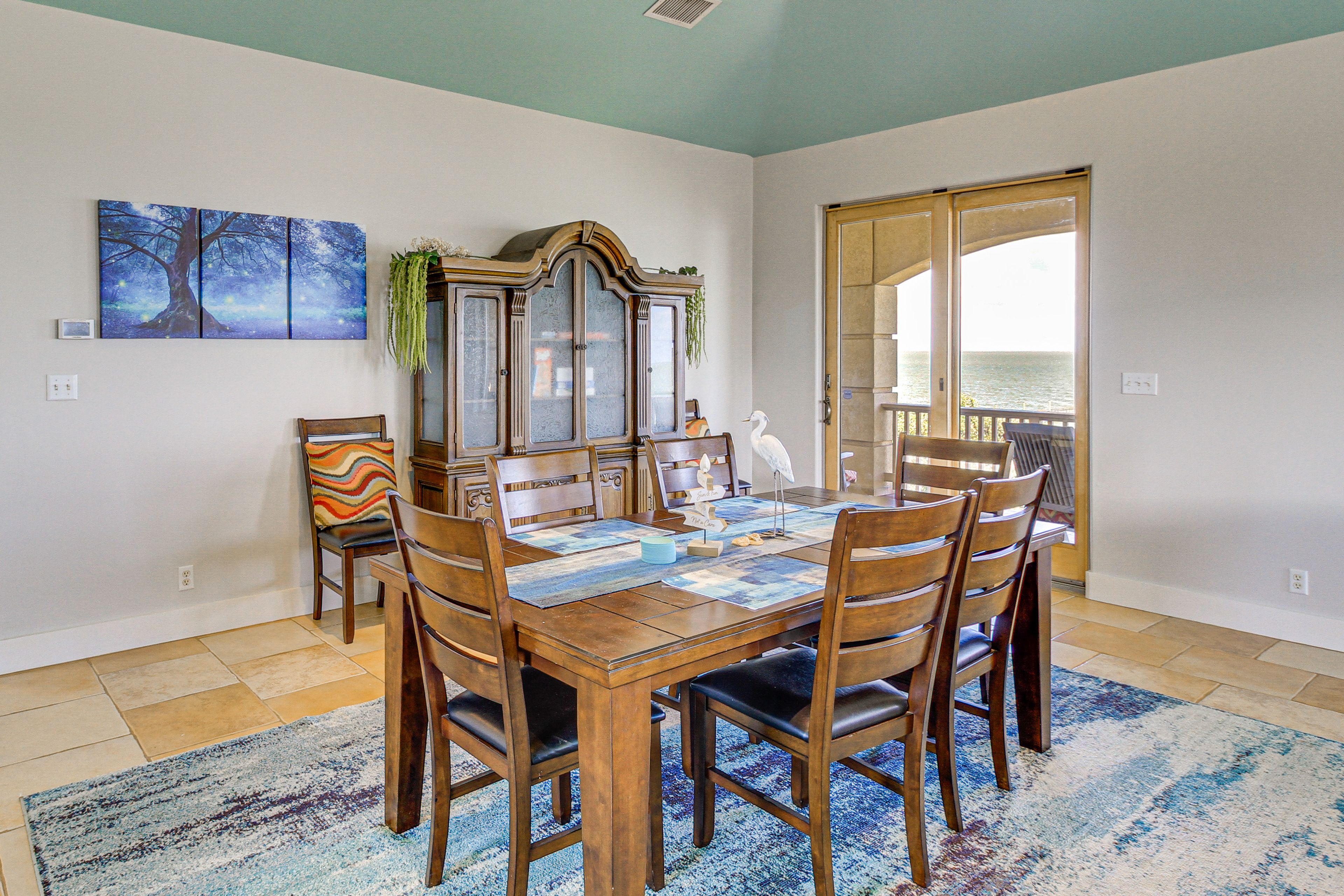 Dining Area | Dishware/Flatware Provided
