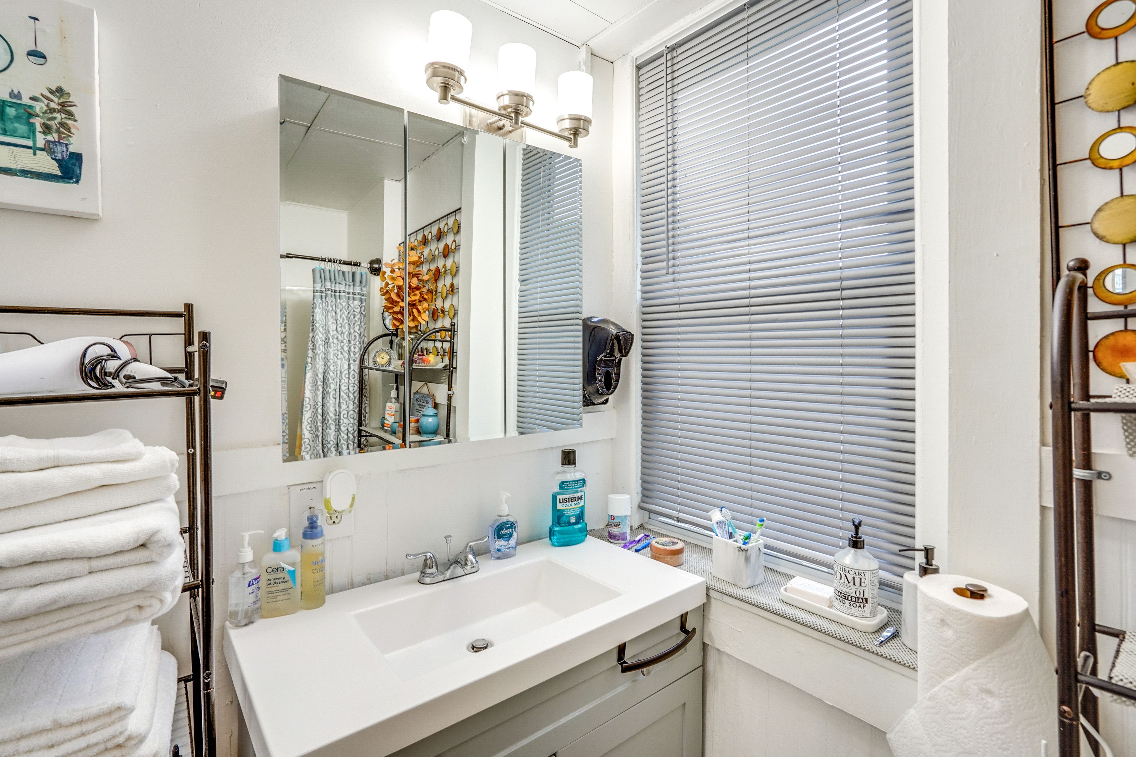 Full Bathroom | Complimentary Toiletries | Hair Dryer