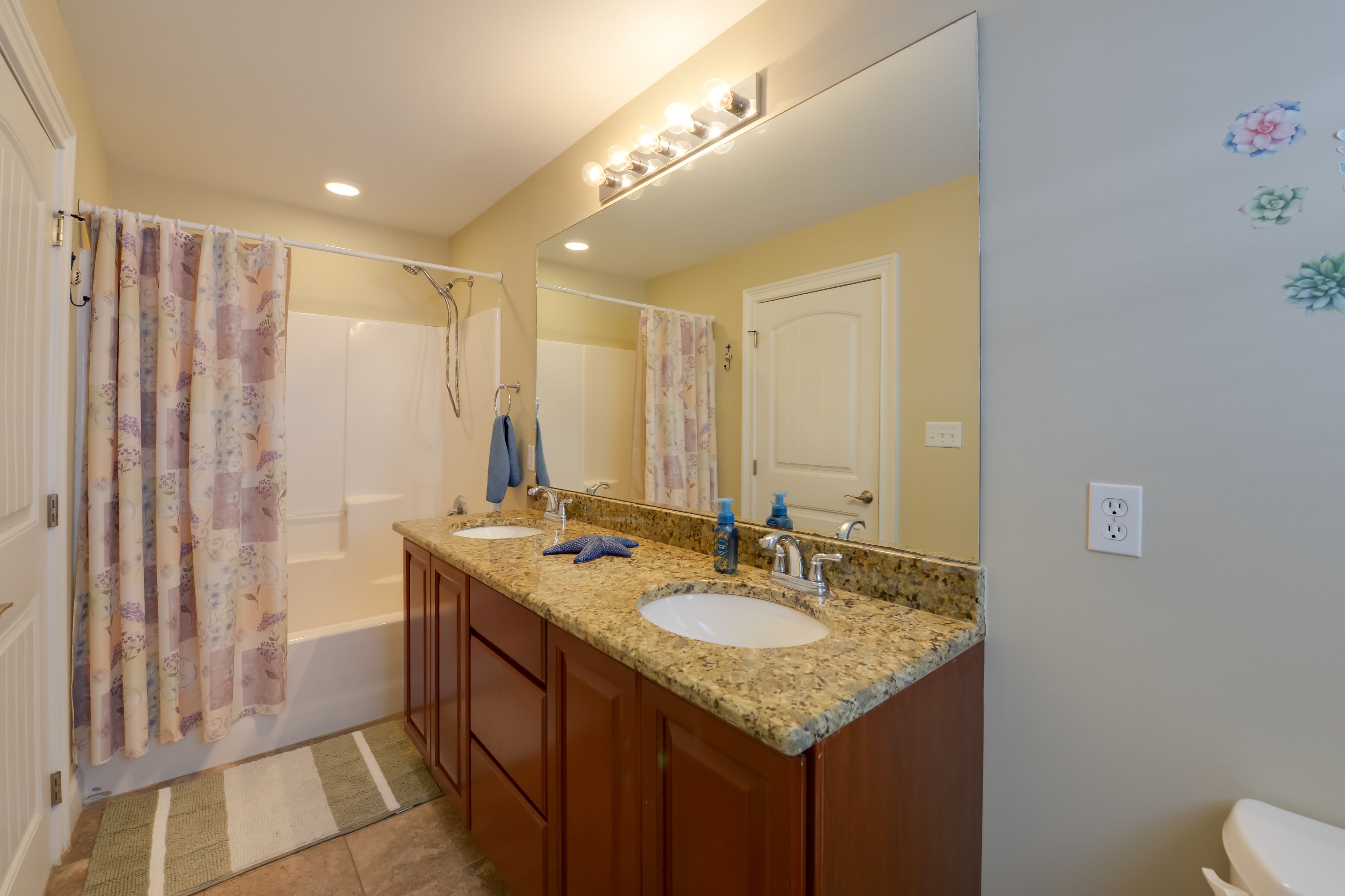 Full Bathroom | Towels Provided