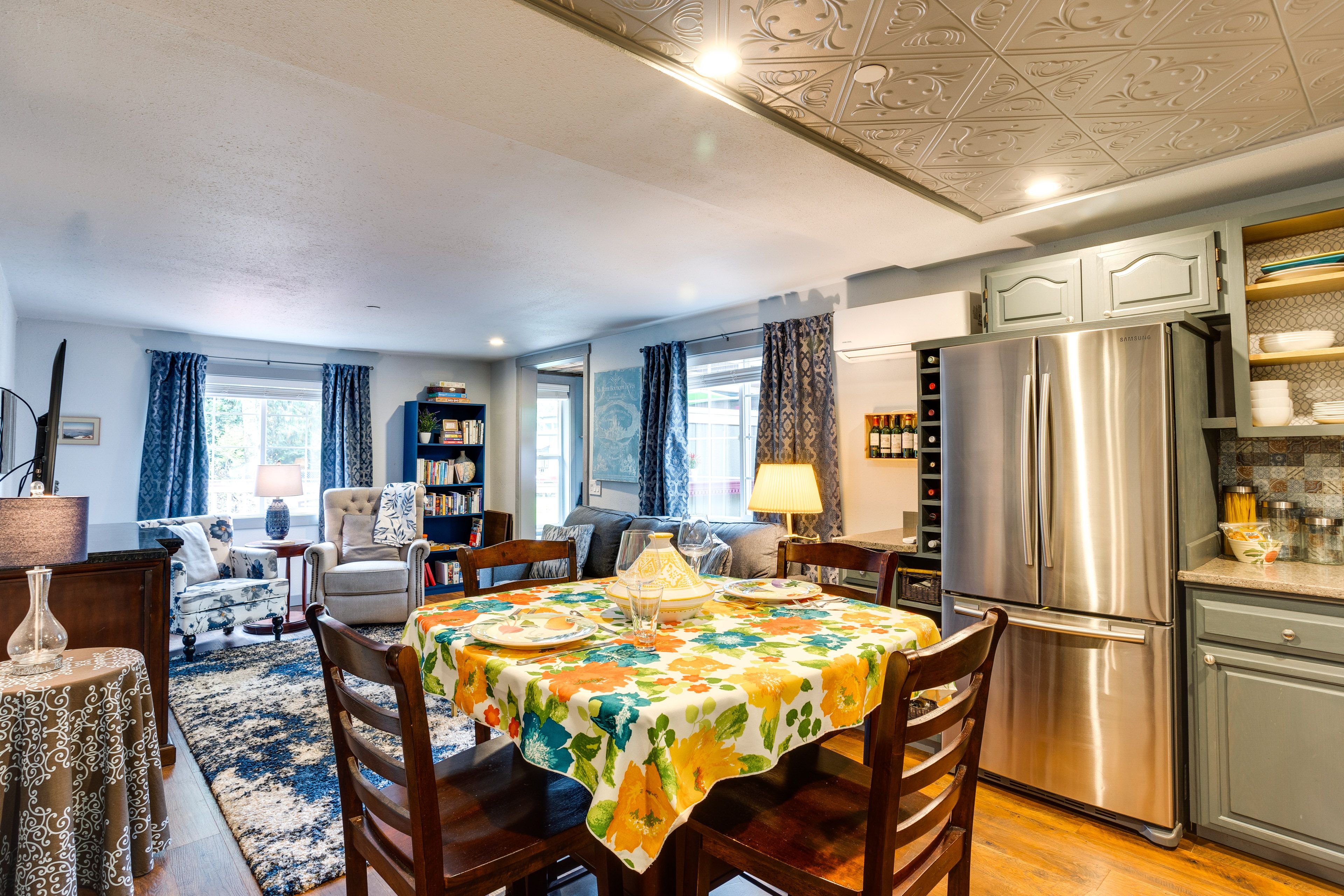 Dining Area | Dishware/Flatware Provided