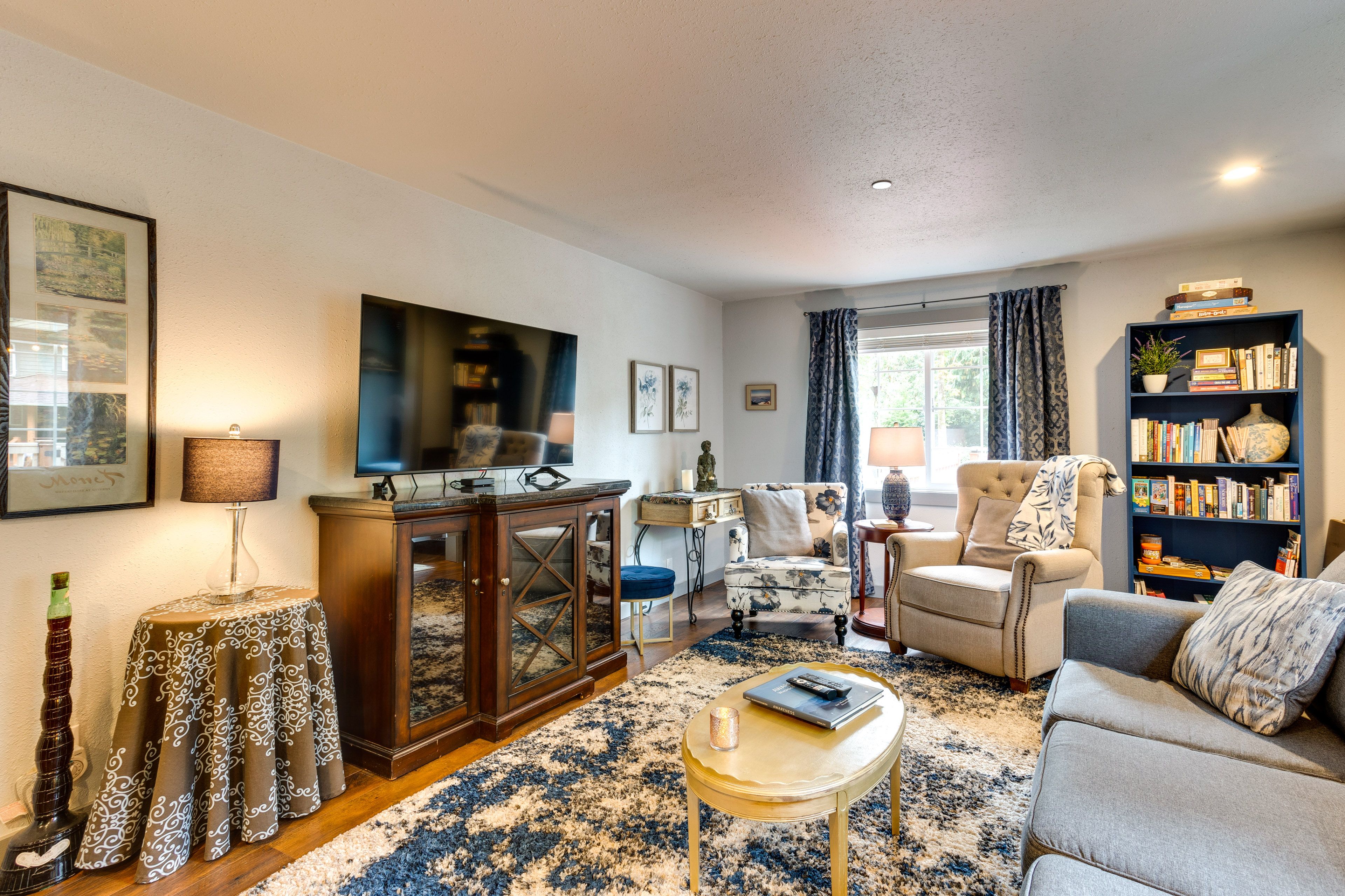 Living Room | Free WiFi | A/C Unit | Smart TV