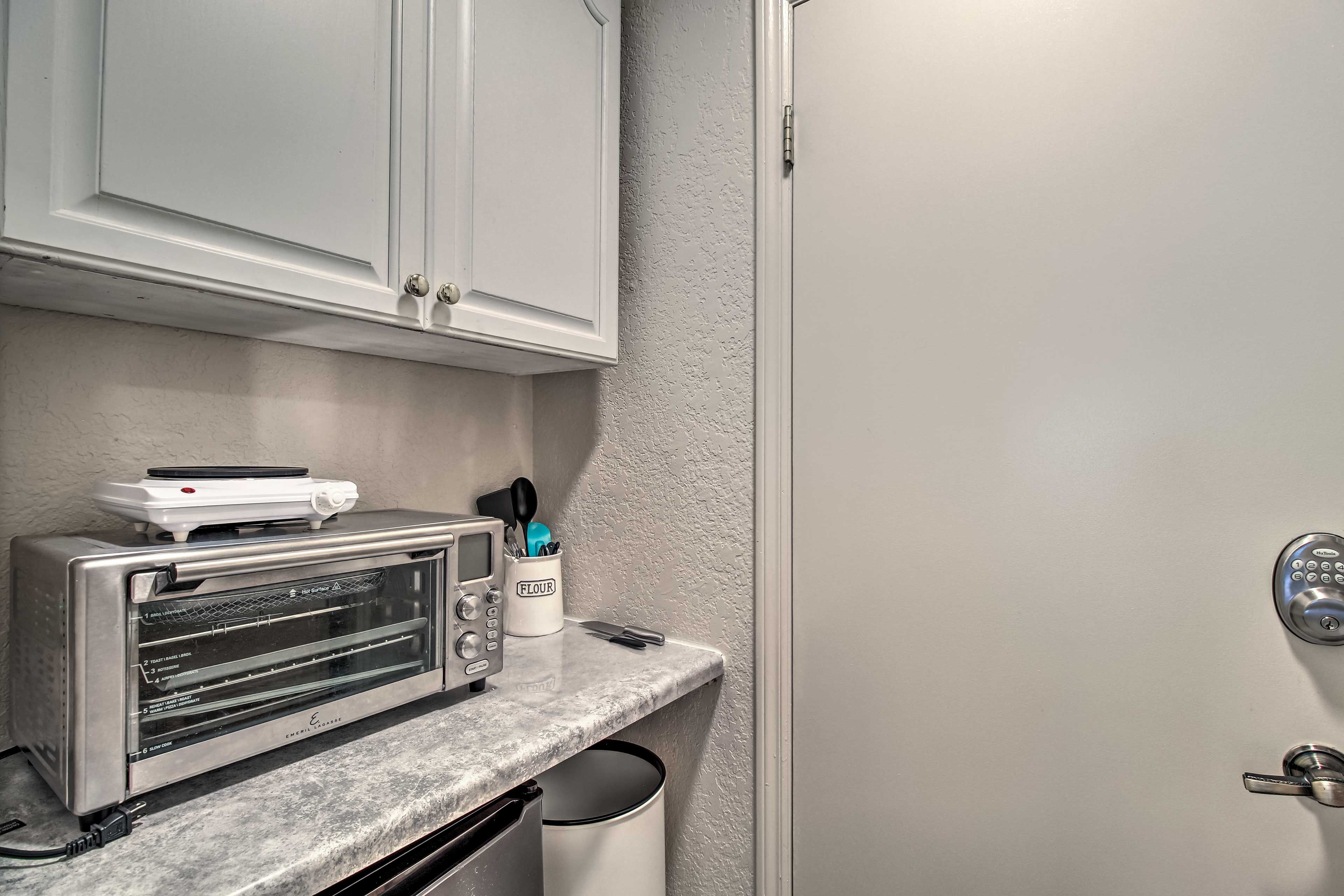 Kitchenette | Mini Fridge | Hot Plate | Dishware & Flatware | Toaster