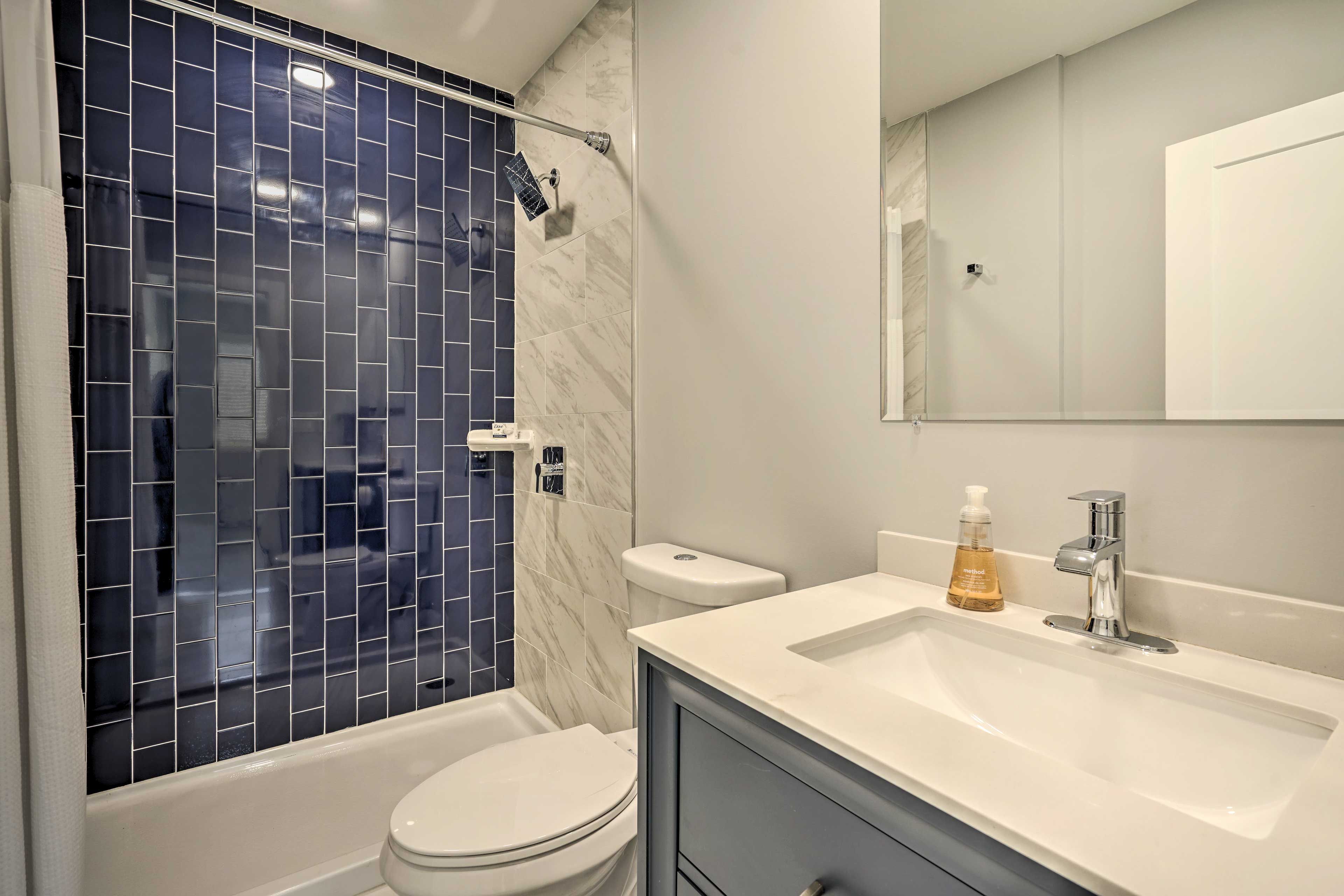 Full Bathroom | Towels Provided