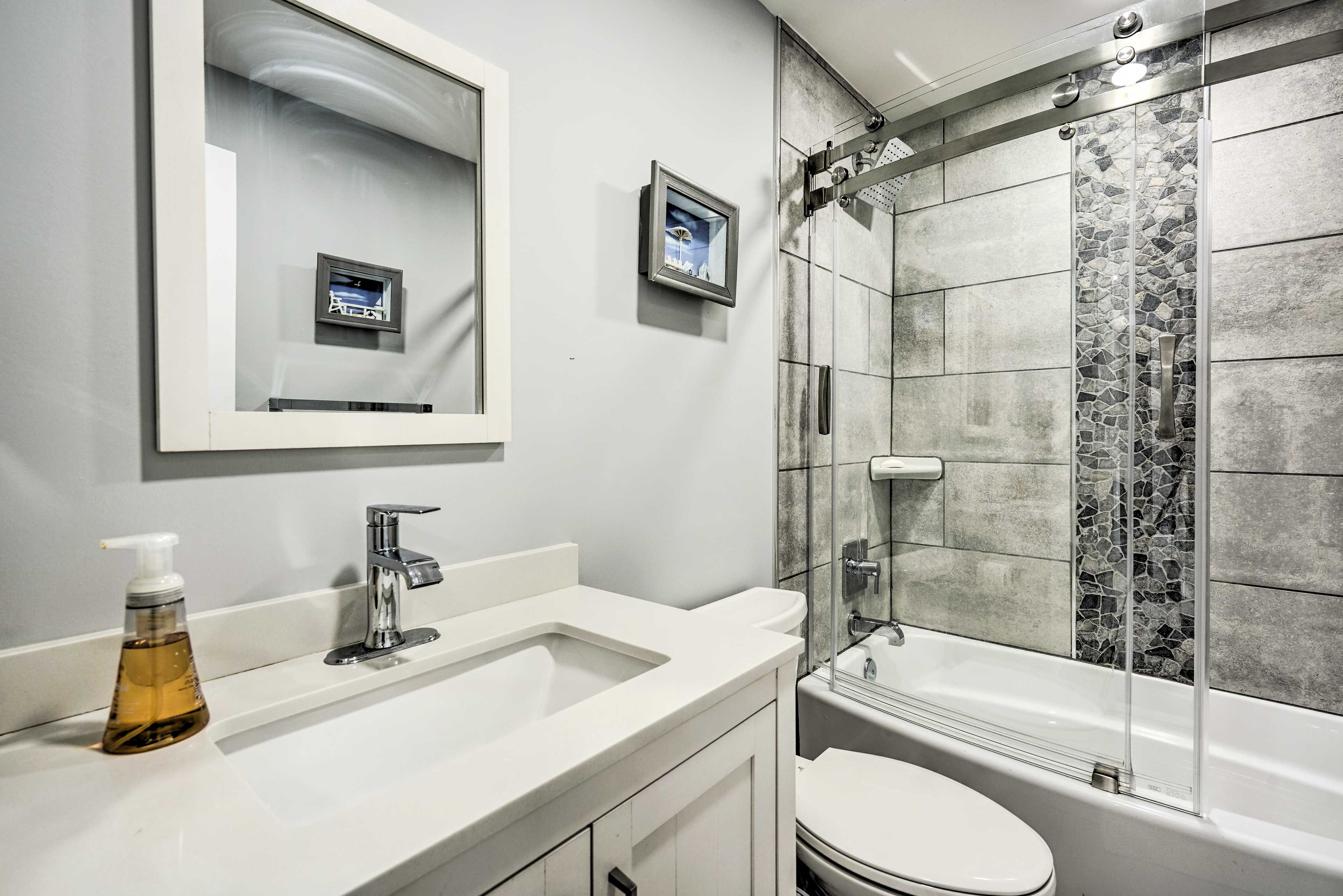 Full Bathroom | Towels Provided