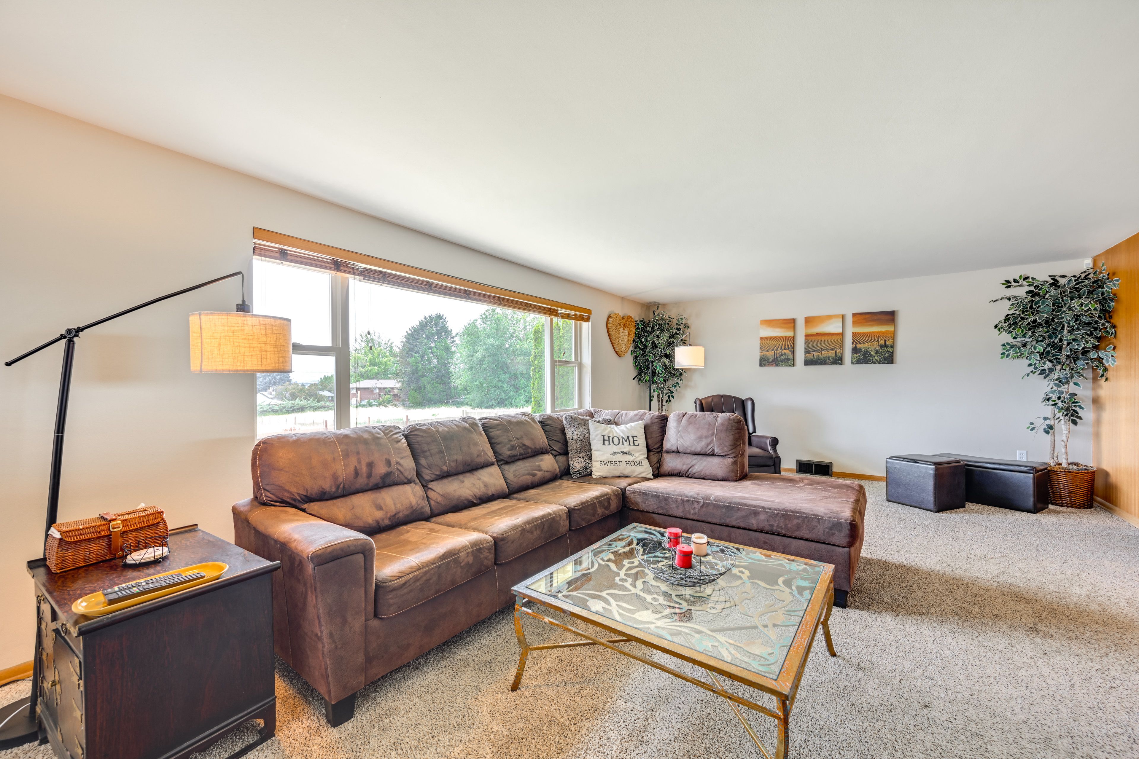 Living Room | Free WiFi | Central Heat & A/C