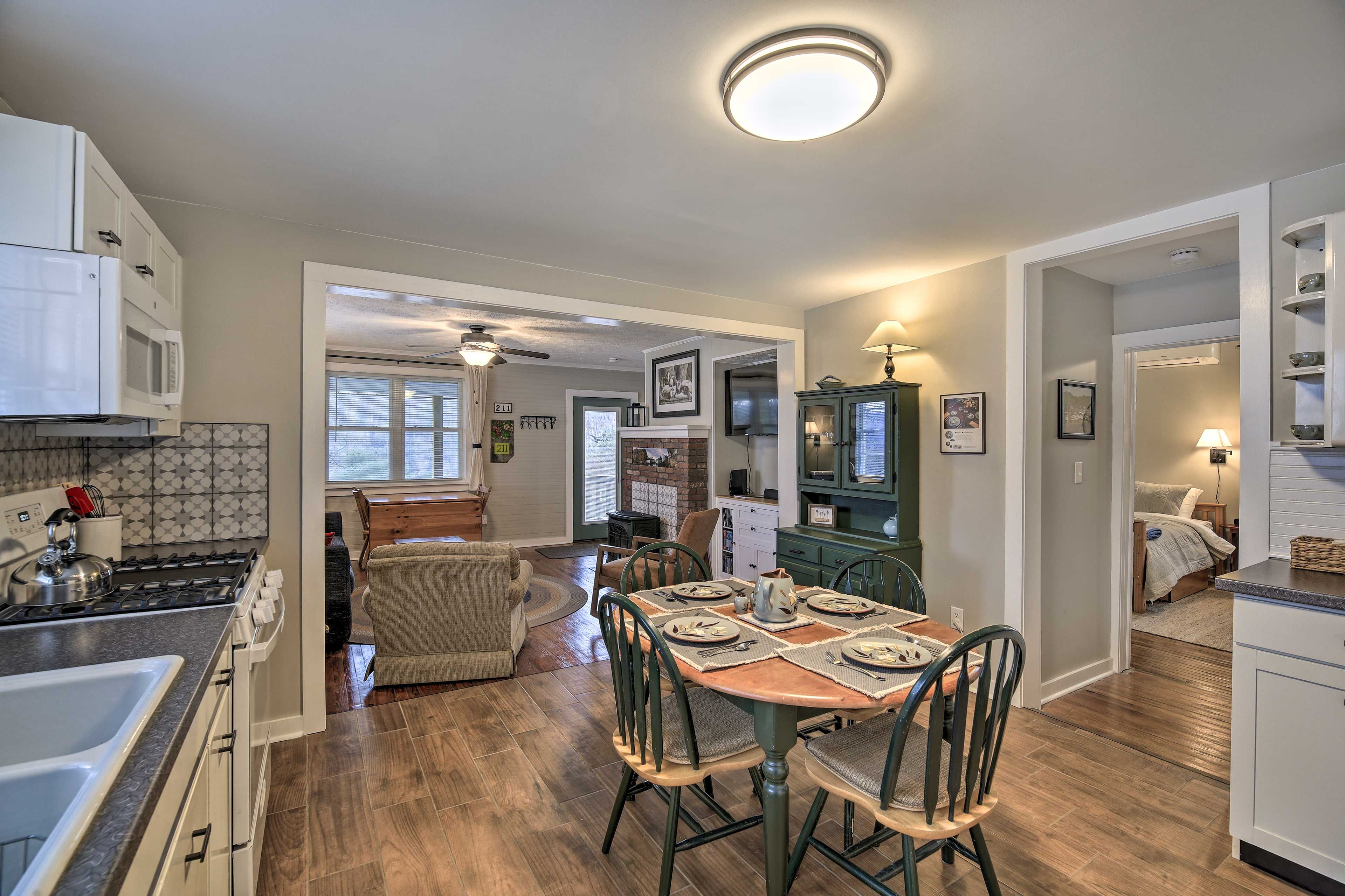 Dining Area | Dining Table | Dishware/Flatware