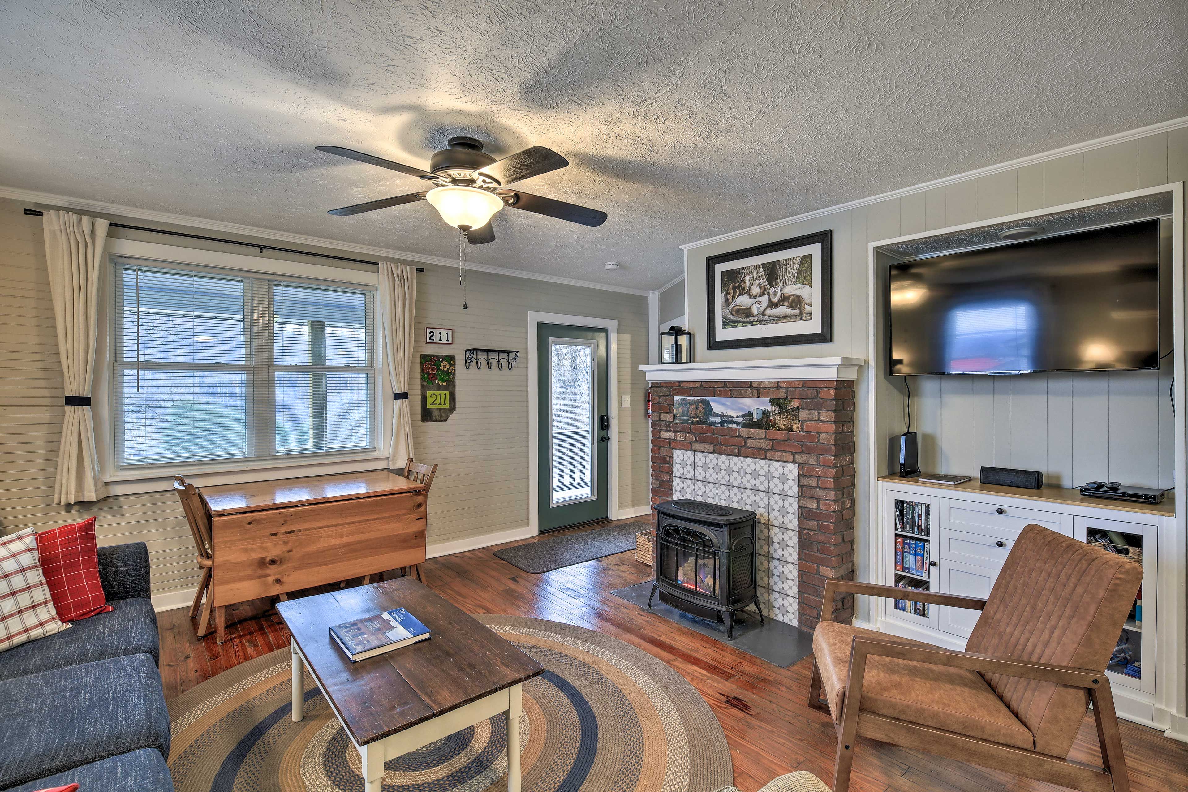 Living Room | Smart TV | Gas Fireplace | Window A/C Units | Ceiling Fans
