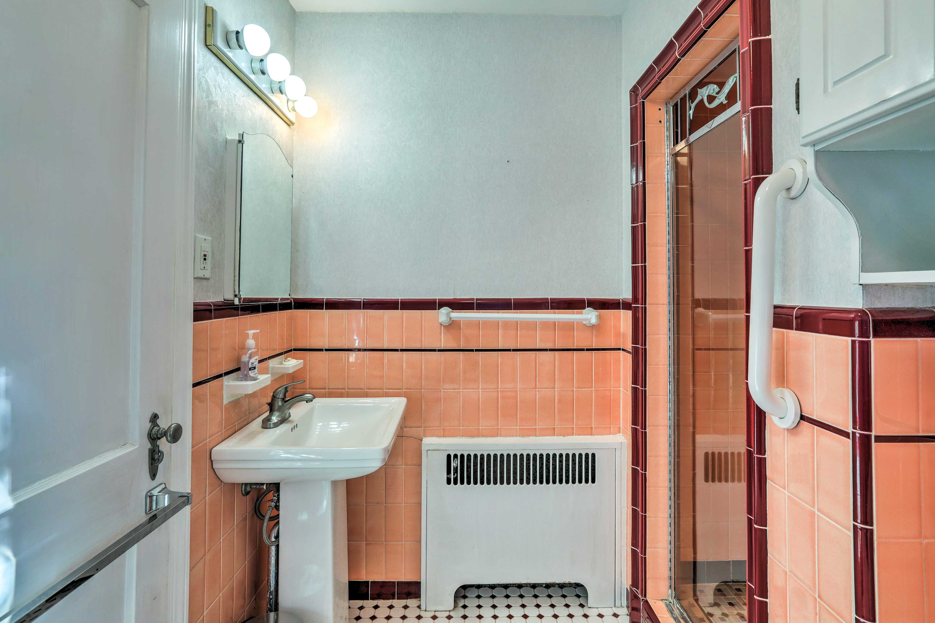 Full Bathroom | Complimentary Toiletries | 2nd Floor