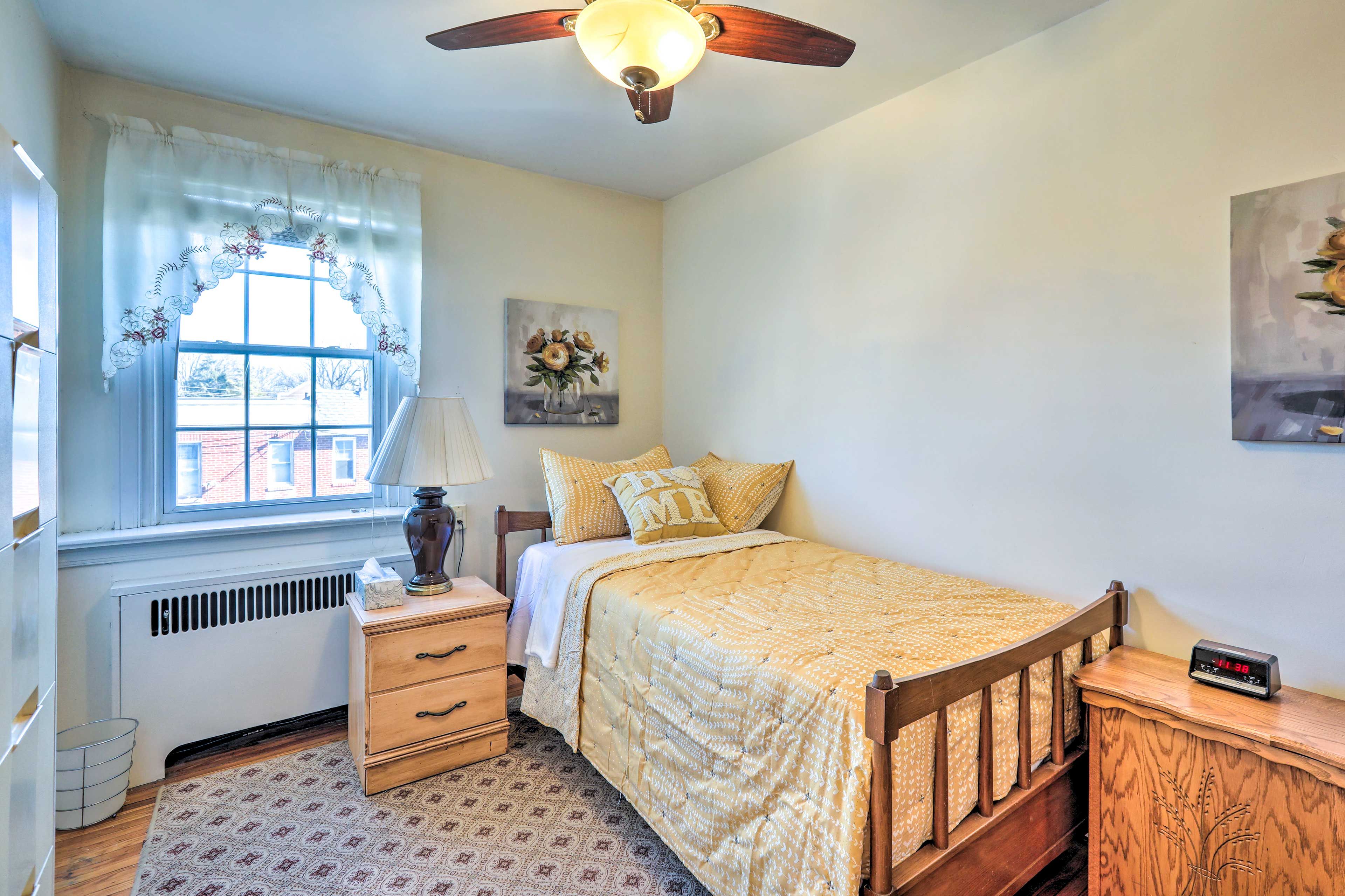Bedroom 3 | Twin Bed | Laptop Workspace | 2nd Floor