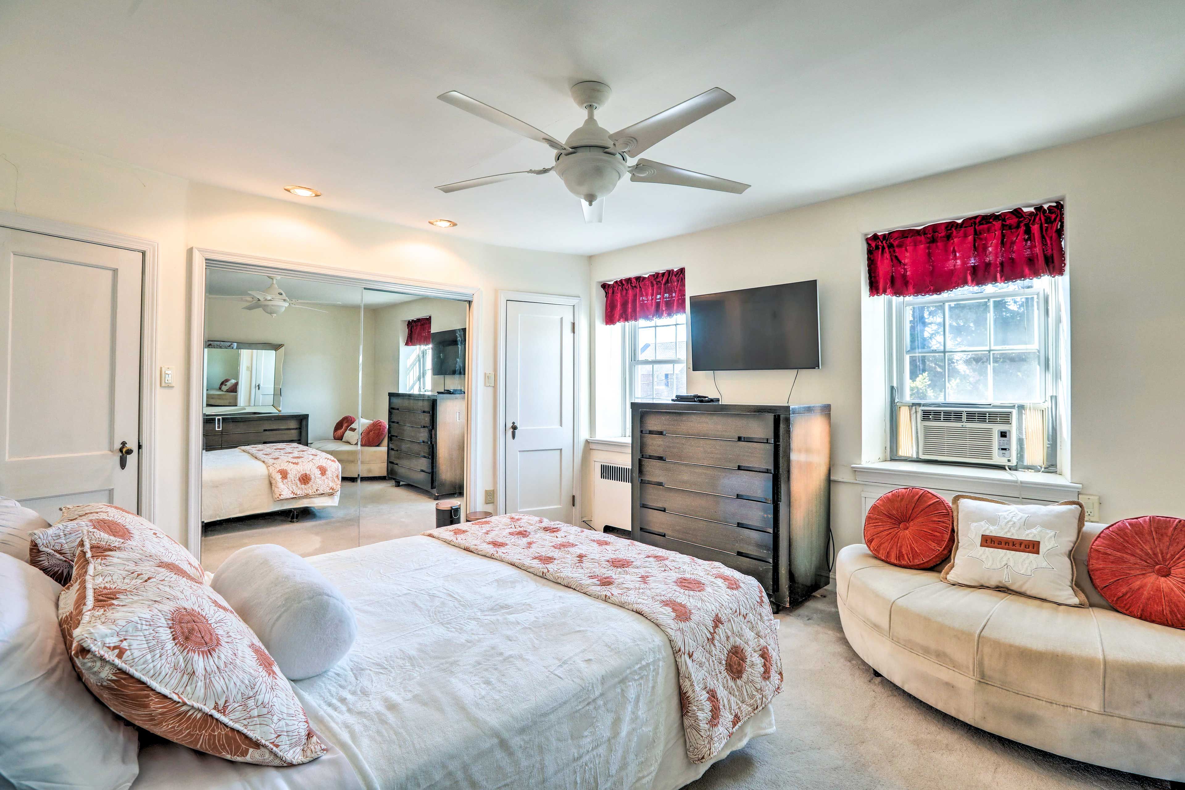 Bedroom 1 | Queen Bed | Smart TV | 2nd Floor