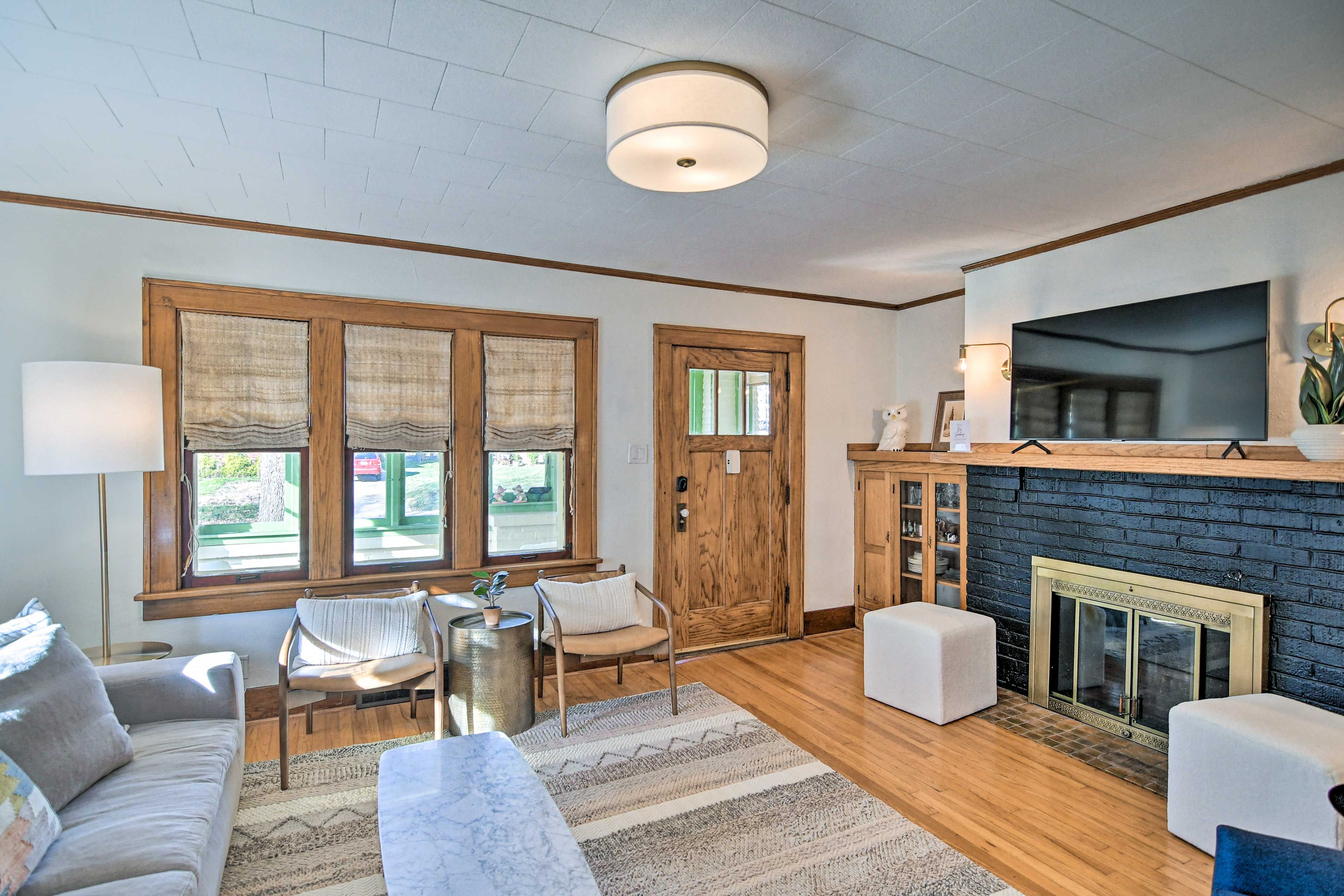 Living Area | Smart TV | Board Games