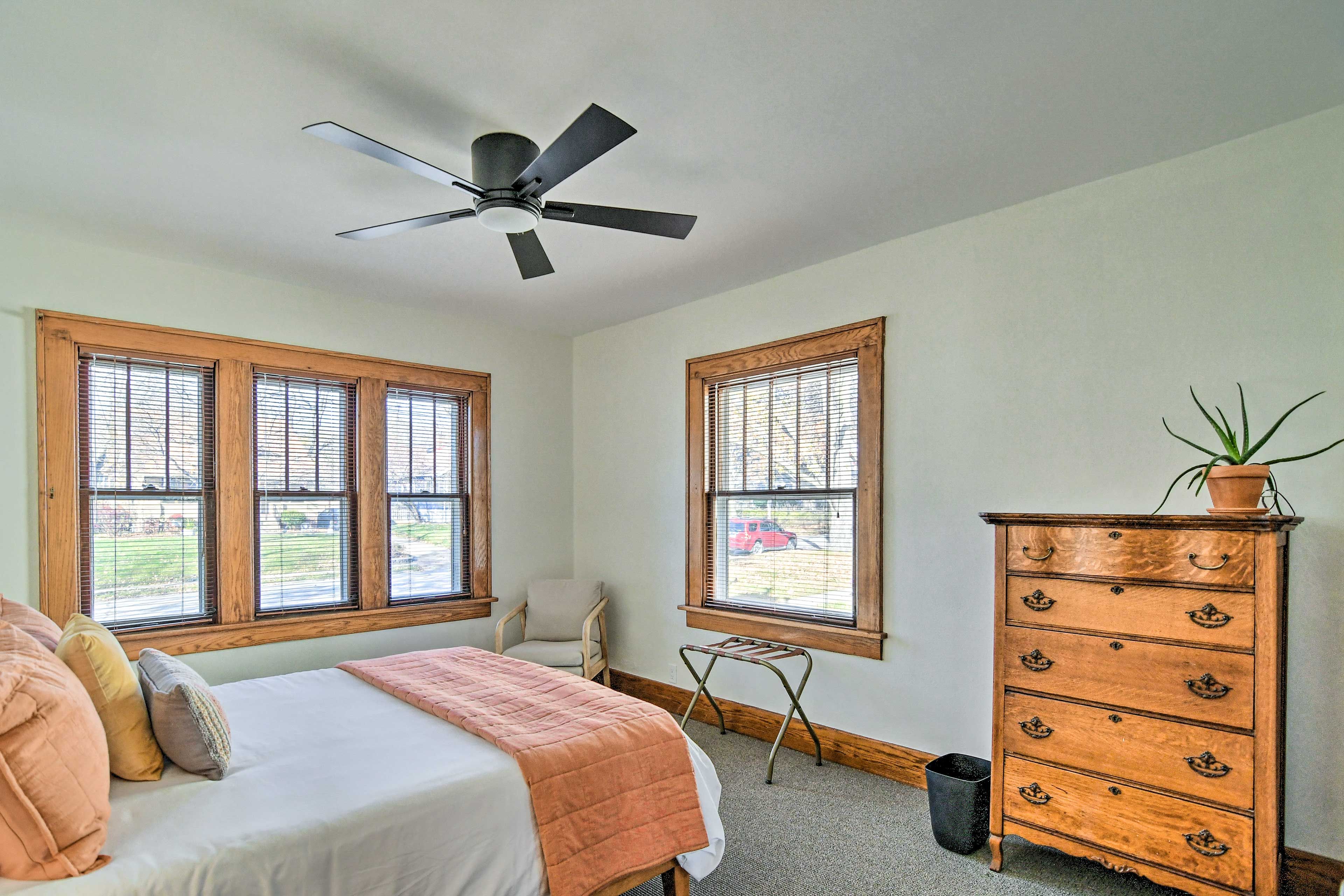 Bedroom 1 | Queen Bed | 1st Floor
