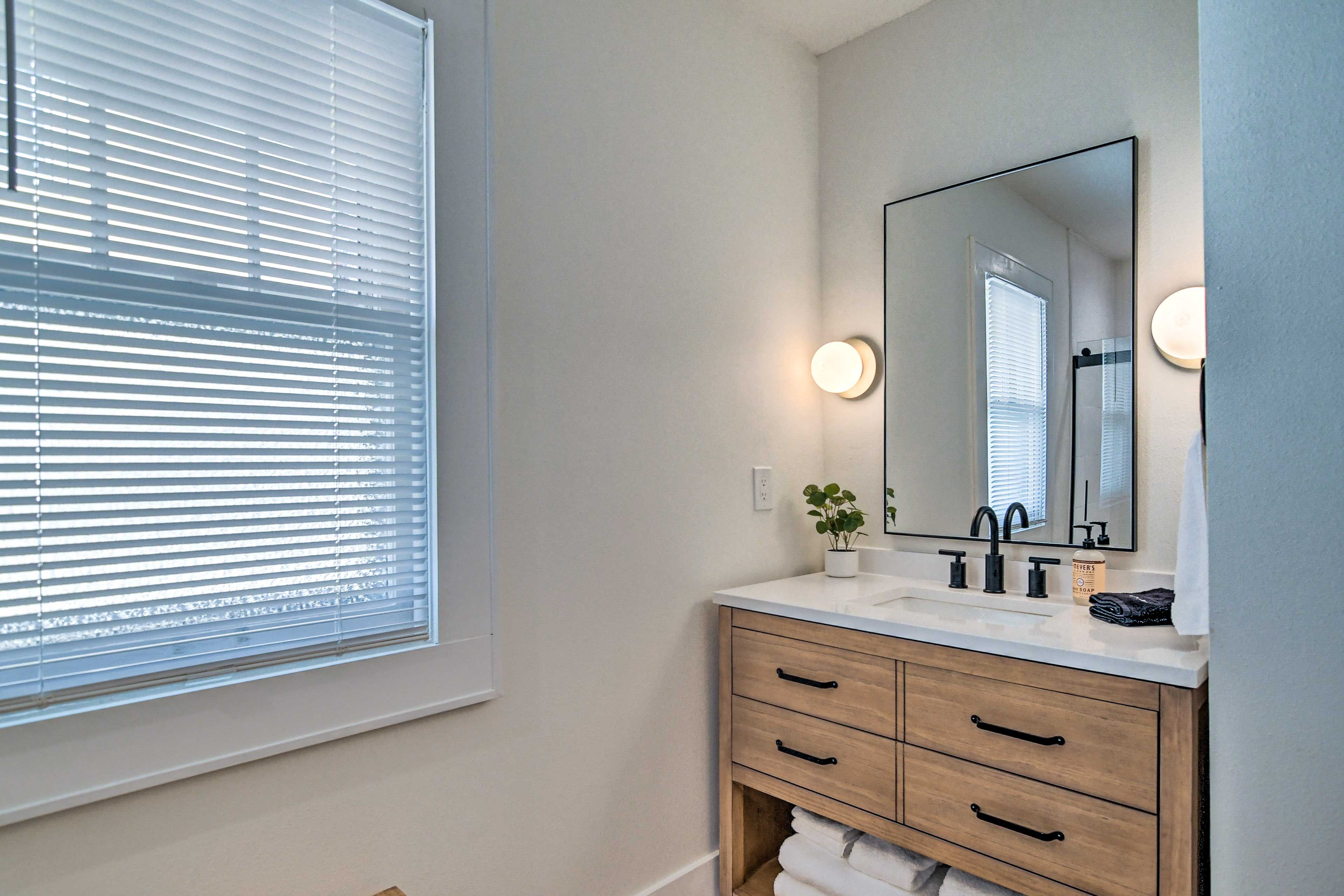 Full Bathroom | Complimentary Toiletries | 1st Floor