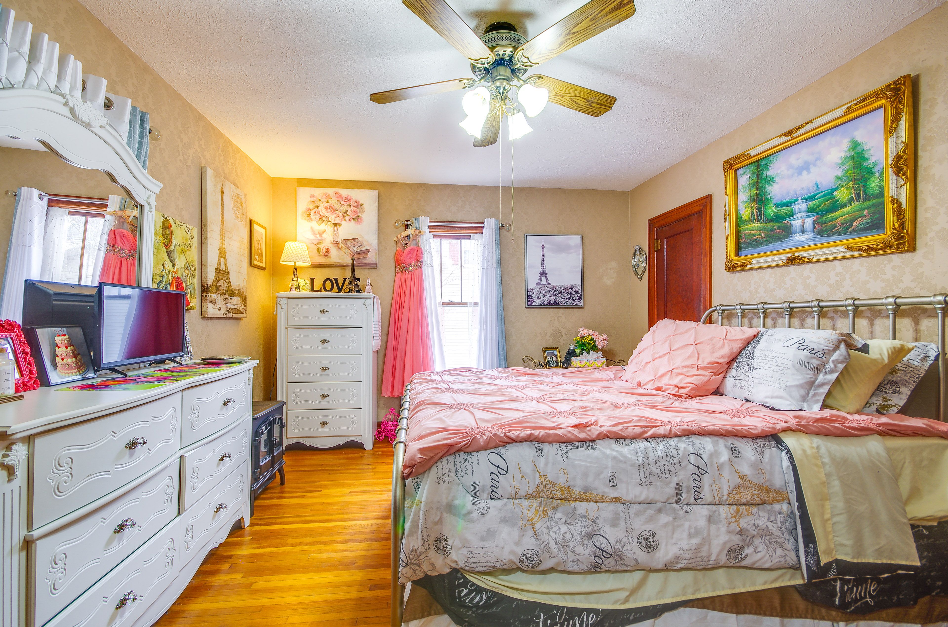 Bedroom 1 | Queen Bed | Linens Provided